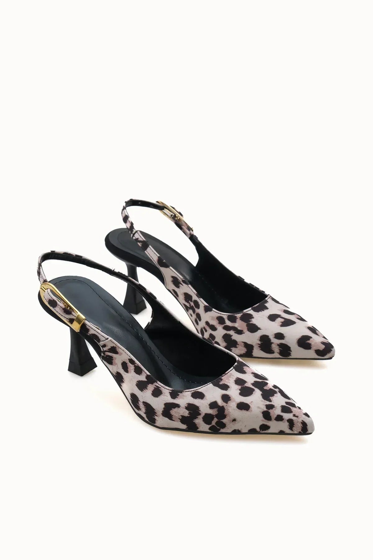 Loventino Ysalaela Kadın Arkası Açık Sivri Burun Stiletto 0012700 Ten Leopar, şık ve zarif stiletto tasarımıyla modern kadınların ve zarif görünüm arayanların tercih ettiği lüks ayakkabı.
