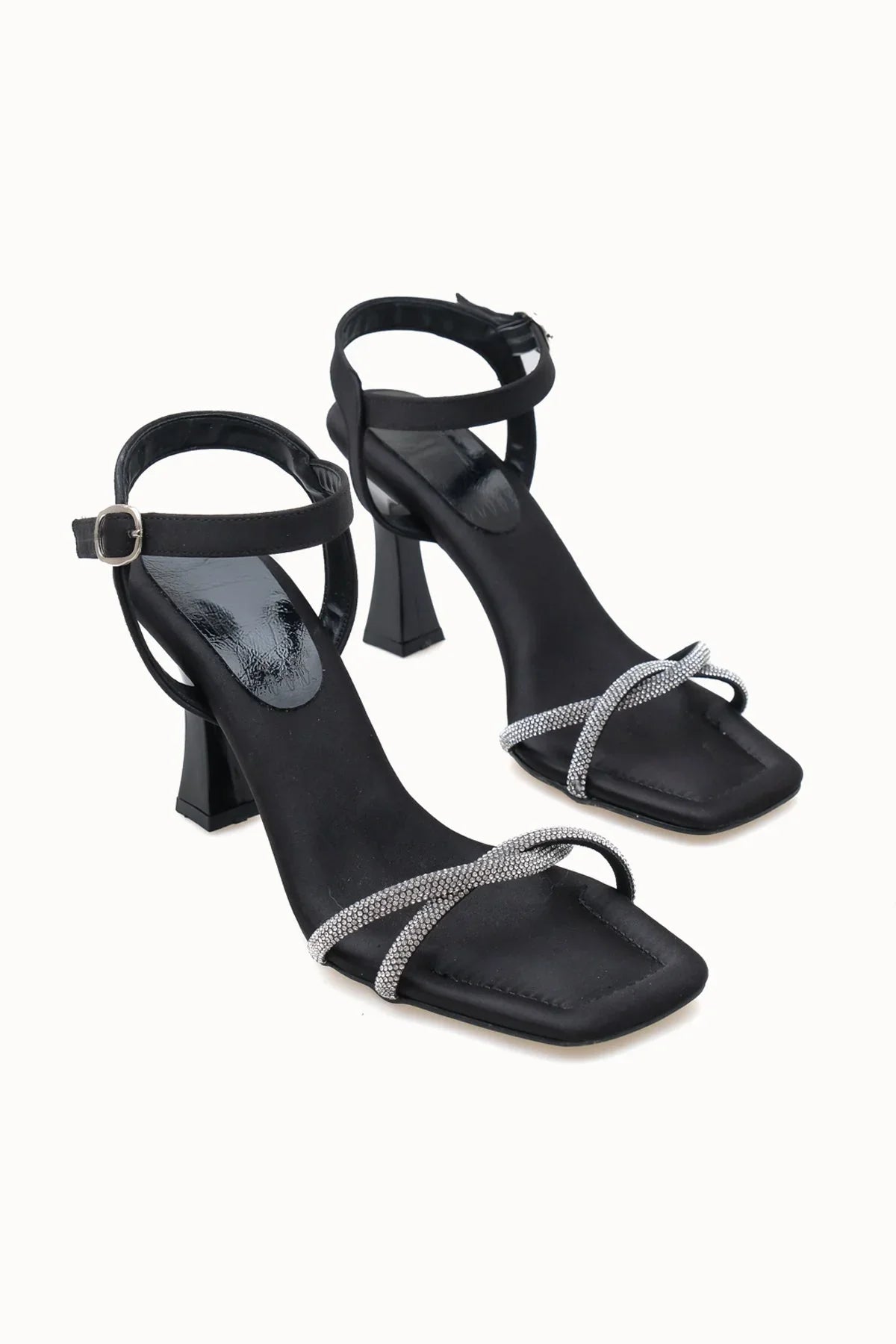 Loventino Sultan Kadın Topuklu Ayakkabı 0012345 Siyah Saten, 9 cm topuk yüksekliğiyle şıklığı ve kaliteyi bir araya getiriyor, zarif stiletto tasarımıyla her türlü kıyafeti tamamlar.