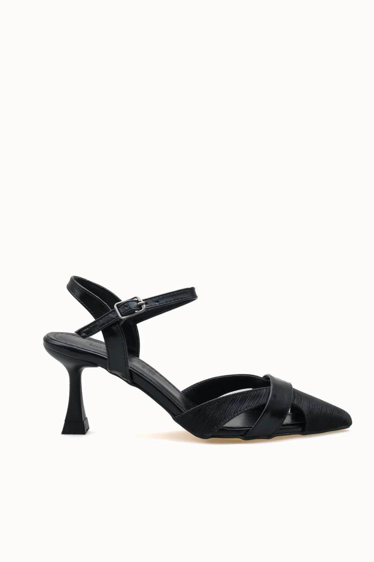 Loventino Esronyn Kadın Arkası Açık Sivri Burun Stiletto 0012707 Siyah Dokulu, lüks tasarım ve zarif detaylar ile şık görünüm sunar.