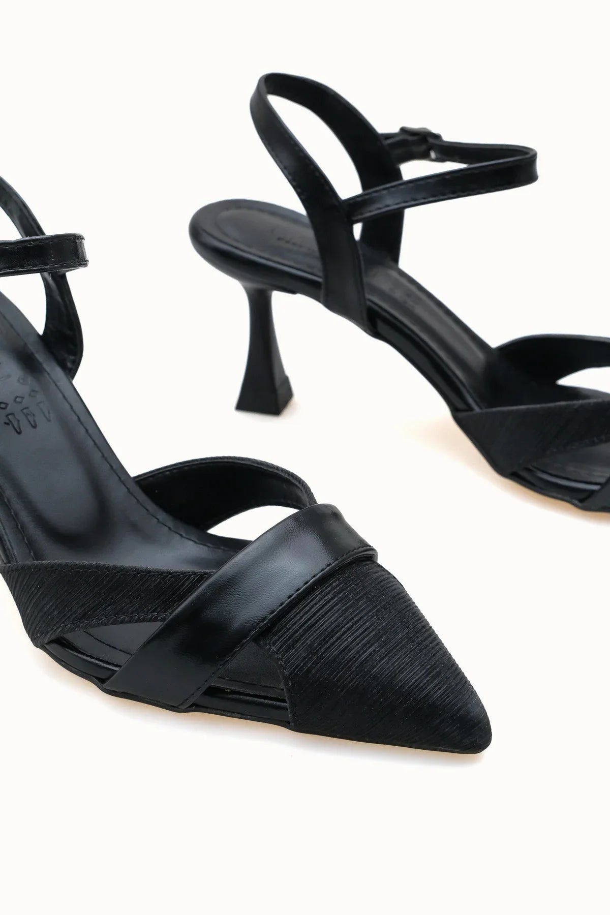 Detaylı görüntü, Loventino Esronyn Kadın Arkası Açık Sivri Burun Stiletto 0012707 Siyah Dokulu'nun ince dikişleri ve yüksek kalitesiyle dikkat çekiyor.