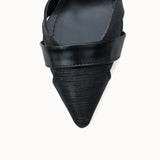 Yüksek topuklu, şıklığı simgeleyen Loventino Esronyn Kadın Arkası Açık Sivri Burun Stiletto 0012707 Siyah Dokulu ile zarafet ve konfor bir arada.