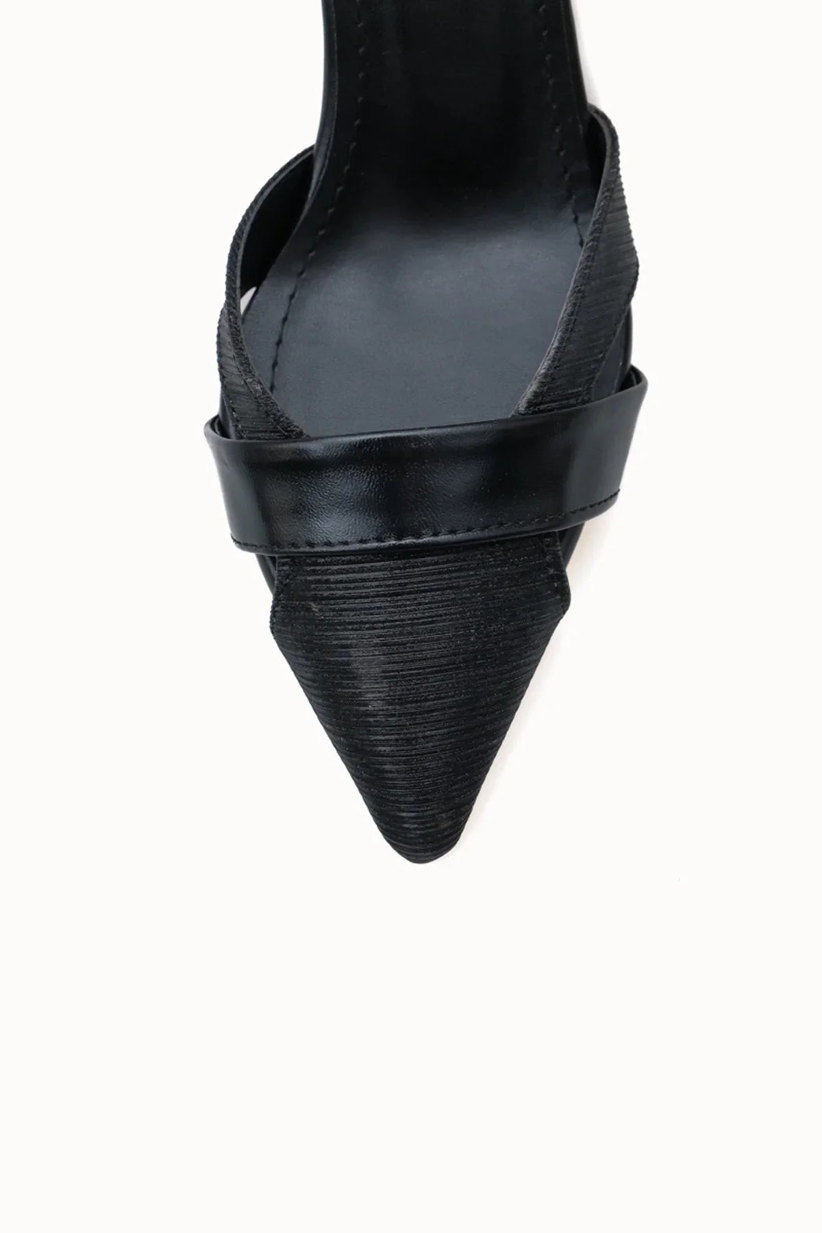 Yüksek topuklu, şıklığı simgeleyen Loventino Esronyn Kadın Arkası Açık Sivri Burun Stiletto 0012707 Siyah Dokulu ile zarafet ve konfor bir arada.