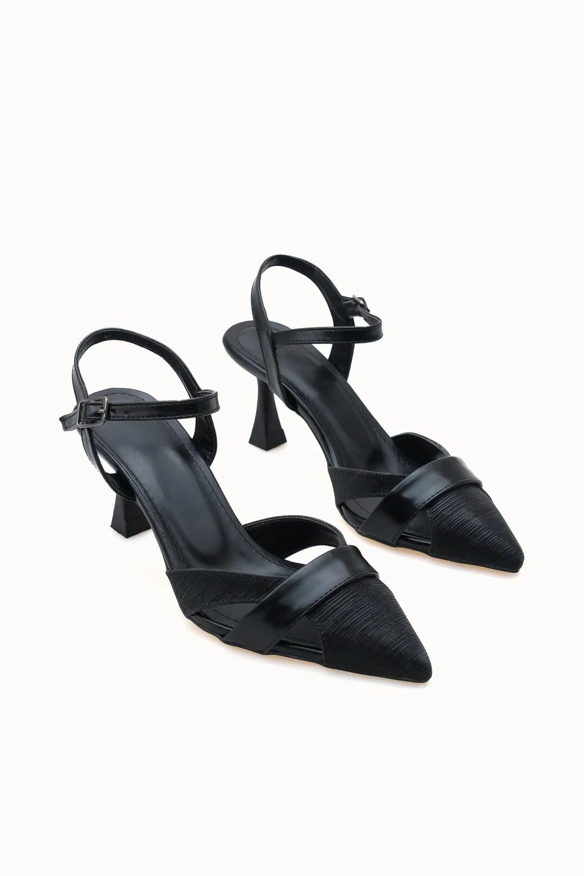 Loventino Esronyn Kadın Arkası Açık Sivri Burun Stiletto 0012707 Siyah Dokulu zarif tasarımıyla şık ve konforlu bir görünüm sunuyor.