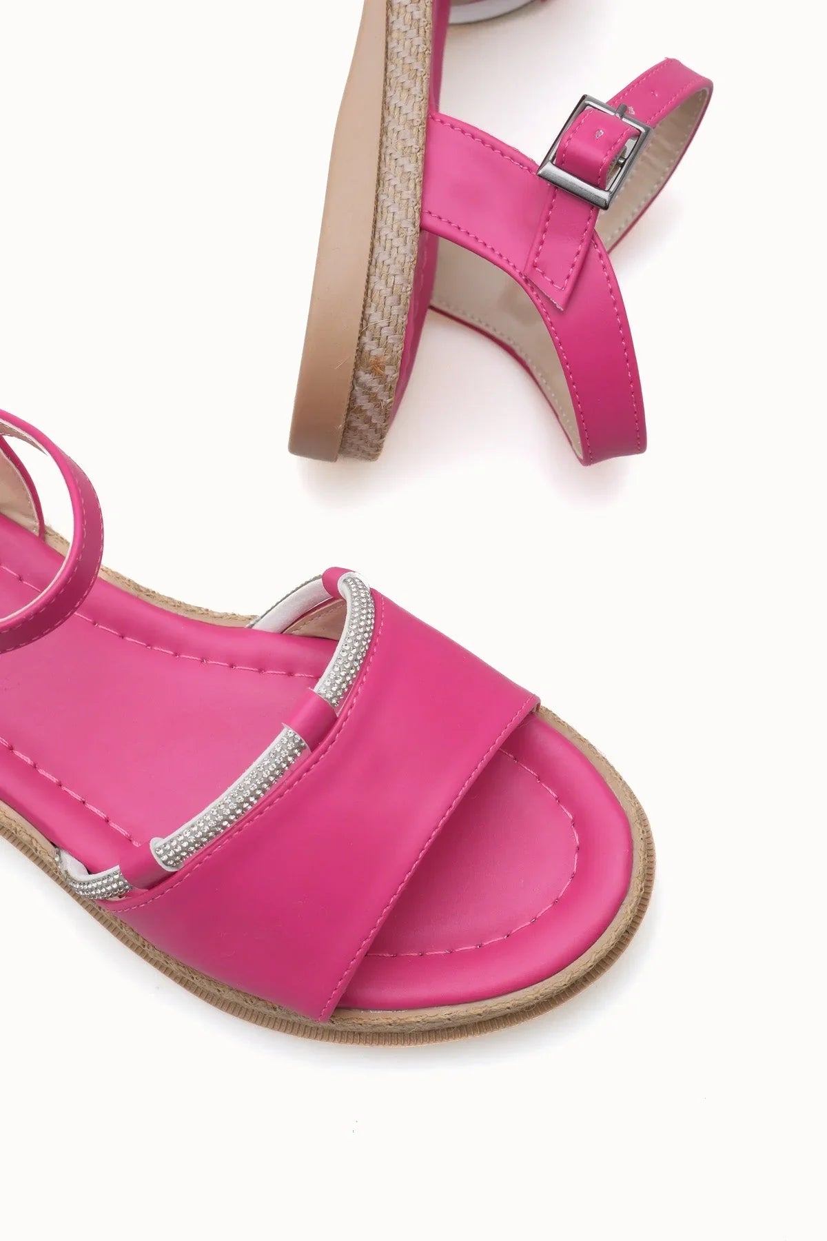 Şık bir akşam yemeği veya günlük yürüyüş için ideal, Loventino Kadın Sandalet Taşlı 0012057 Fuşya Cilt ile stilinizi tamamlayın.