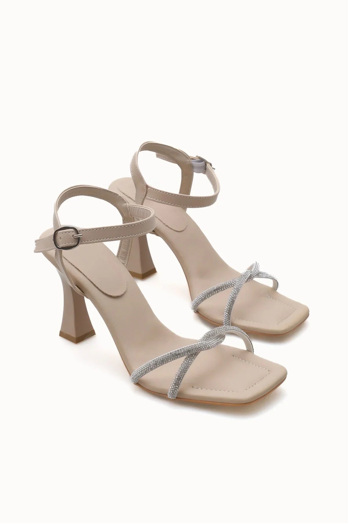 Loventino Sultan Kadın Topuklu Ayakkabı 0012345 Ten Cilt - Zarif stiletto tasarımı, 9 cm yüksek topuk ve şık görünümü ile lüks bir duruş sergiliyor.