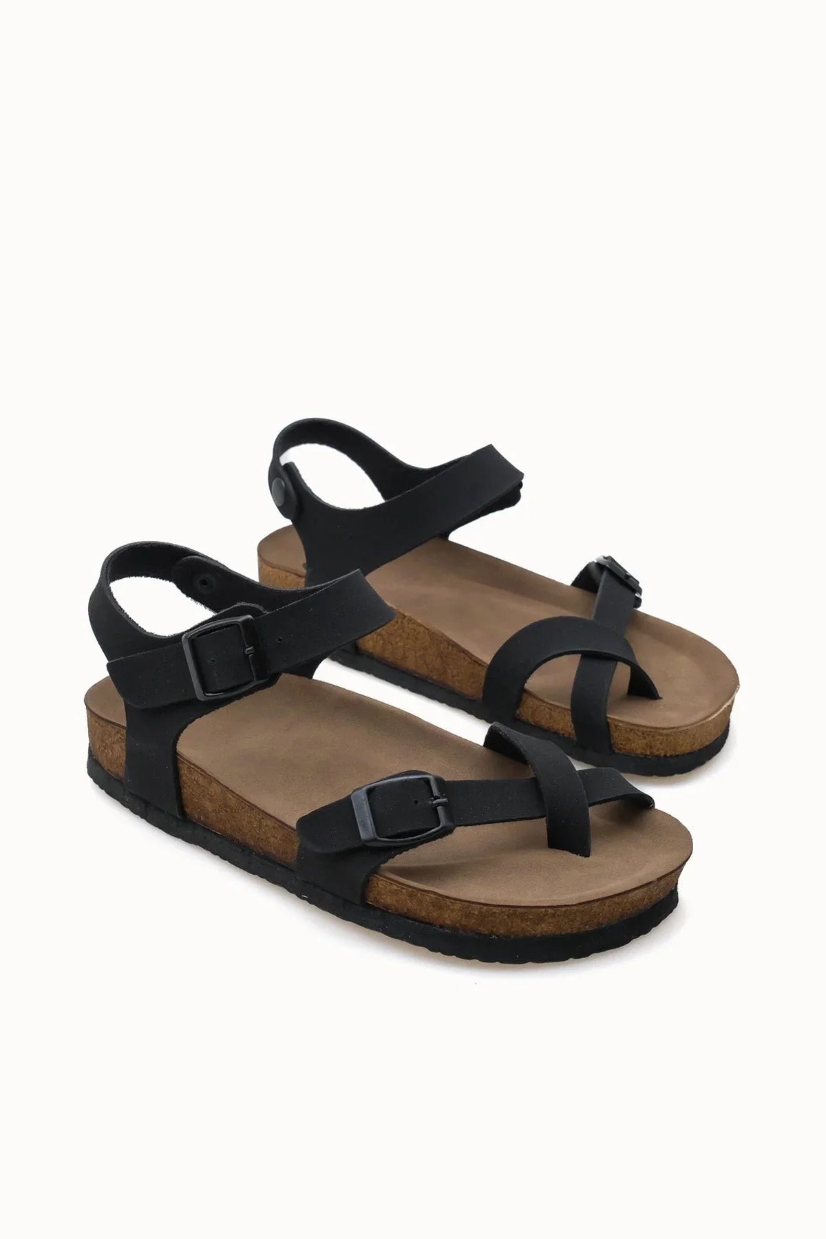 Loventino Clarmythe Kadın Parmak Arası Sandalet 0012503 Mat Siyah, şık ve konforlu tasarımıyla yaz mevsiminde zarif bir görünüm sunar.