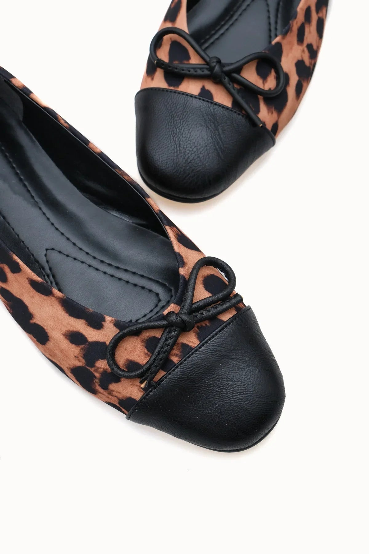 Loventino Saelstele Kadın Babet 001298 Leopar, lüks görünümüyle her kombine uyum sağlayan sofistike bir model.