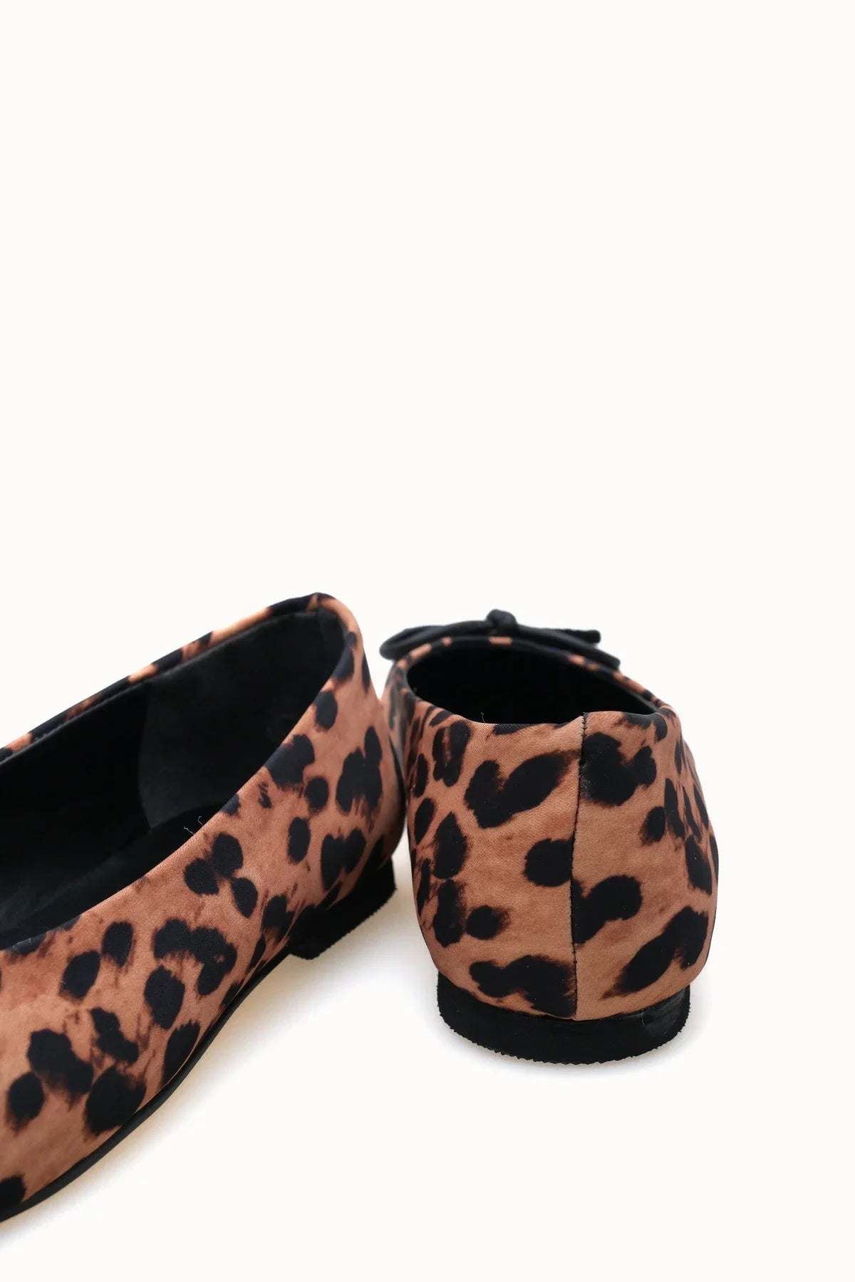 Loventino Saelstele Kadın Babet 001298 Leopar, etkileyici leopar deseni ve konforuyla gün boyu kullanılabilir.
