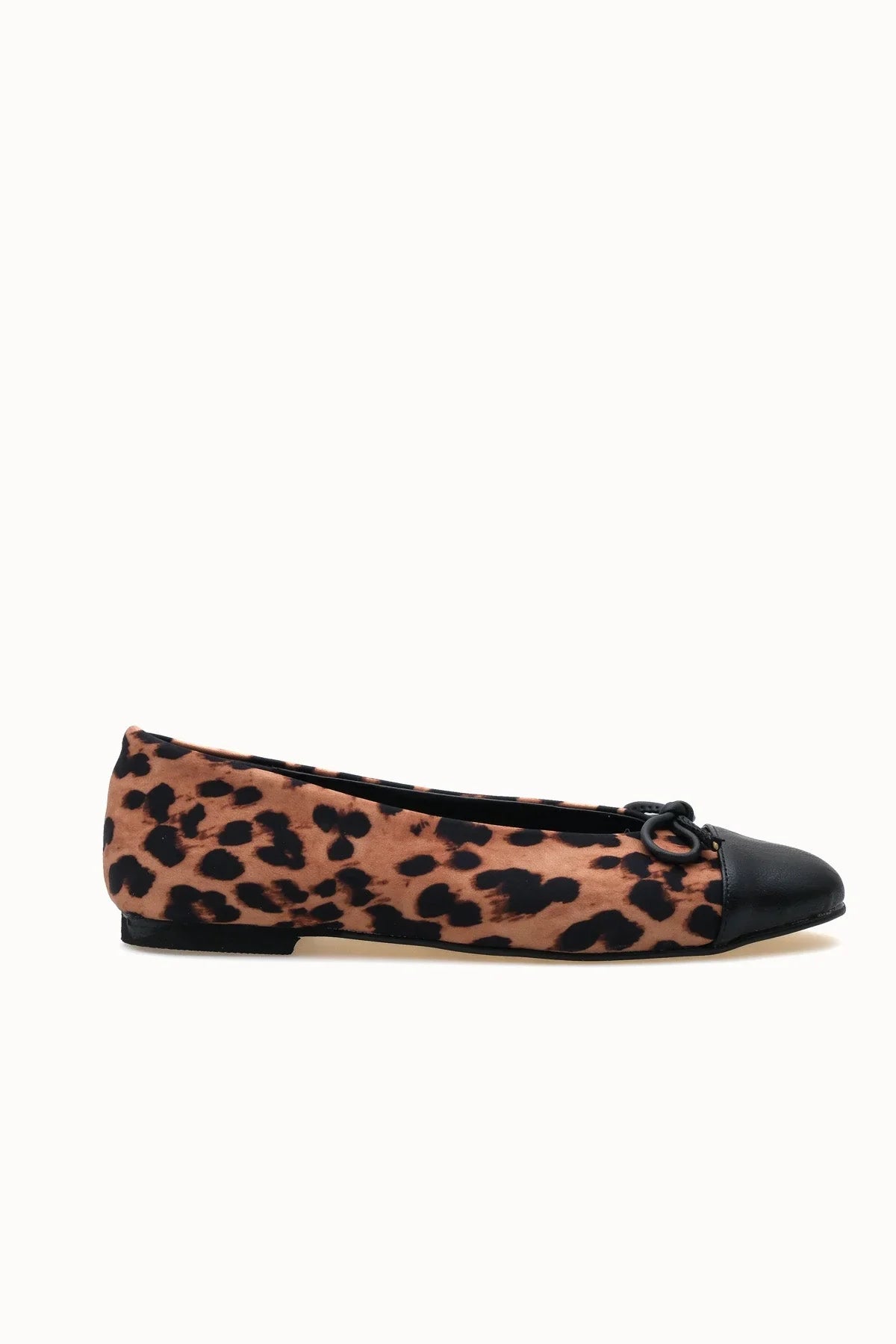 Loventino Saelstele Kadın Babet 001298 Leopar, modern kadınlar için tasarlanan şık ve zarif bir ayakkabı.