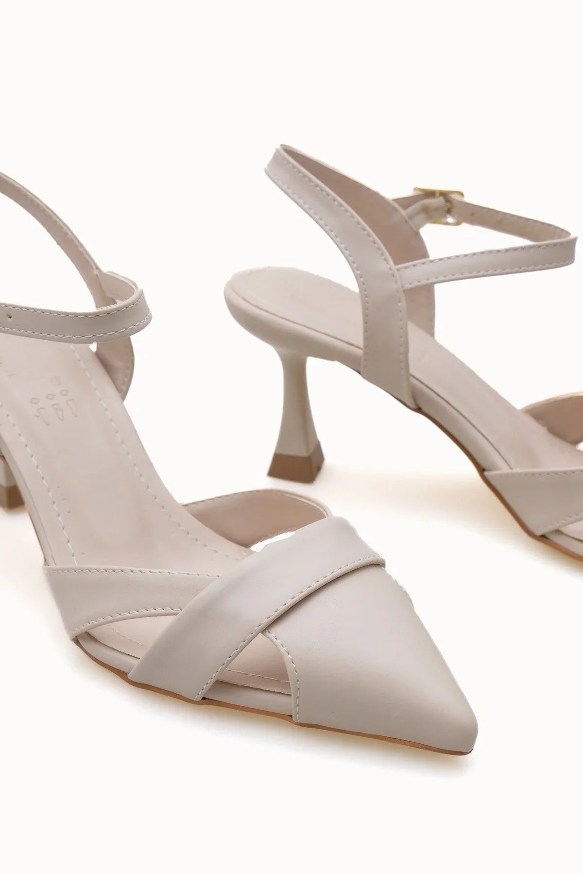 Loventino Esronyn Kadın Arkası Açık Sivri Burun Stiletto 0012707 Ten Cilt, konfor ve şıklığı bir araya getiriyor.