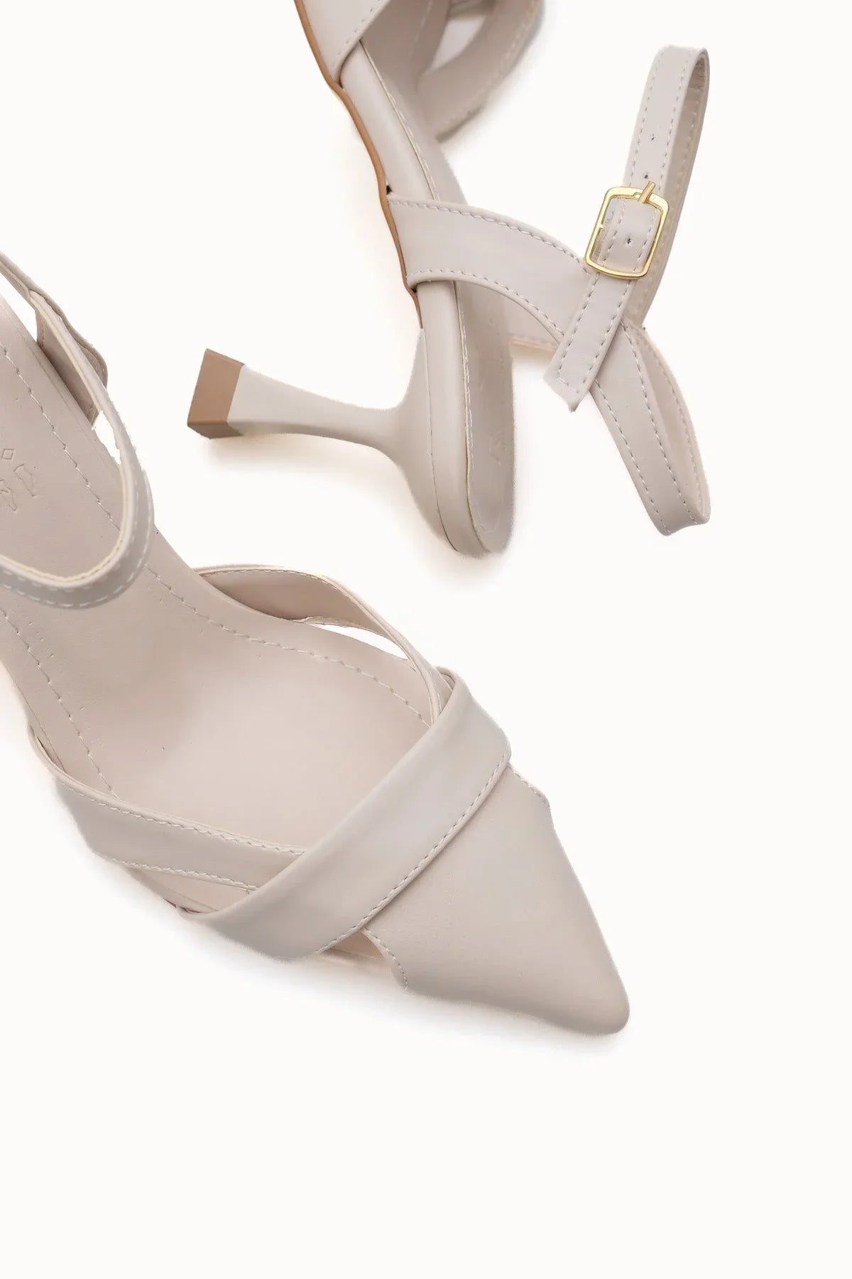 Loventino Esronyn Kadın Arkası Açık Sivri Burun Stiletto 0012707 Ten Cilt,  modern ve lüks detaylarıyla dikkat çekiyor.