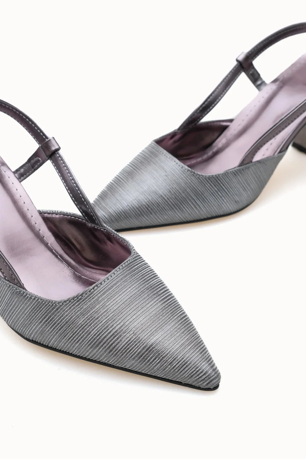 Kadın rahatlığı ile şıklığı birleştiren Loventino Evelniel Arkası Açık Sivri Burun Stiletto 001209 Platin Dokulu.