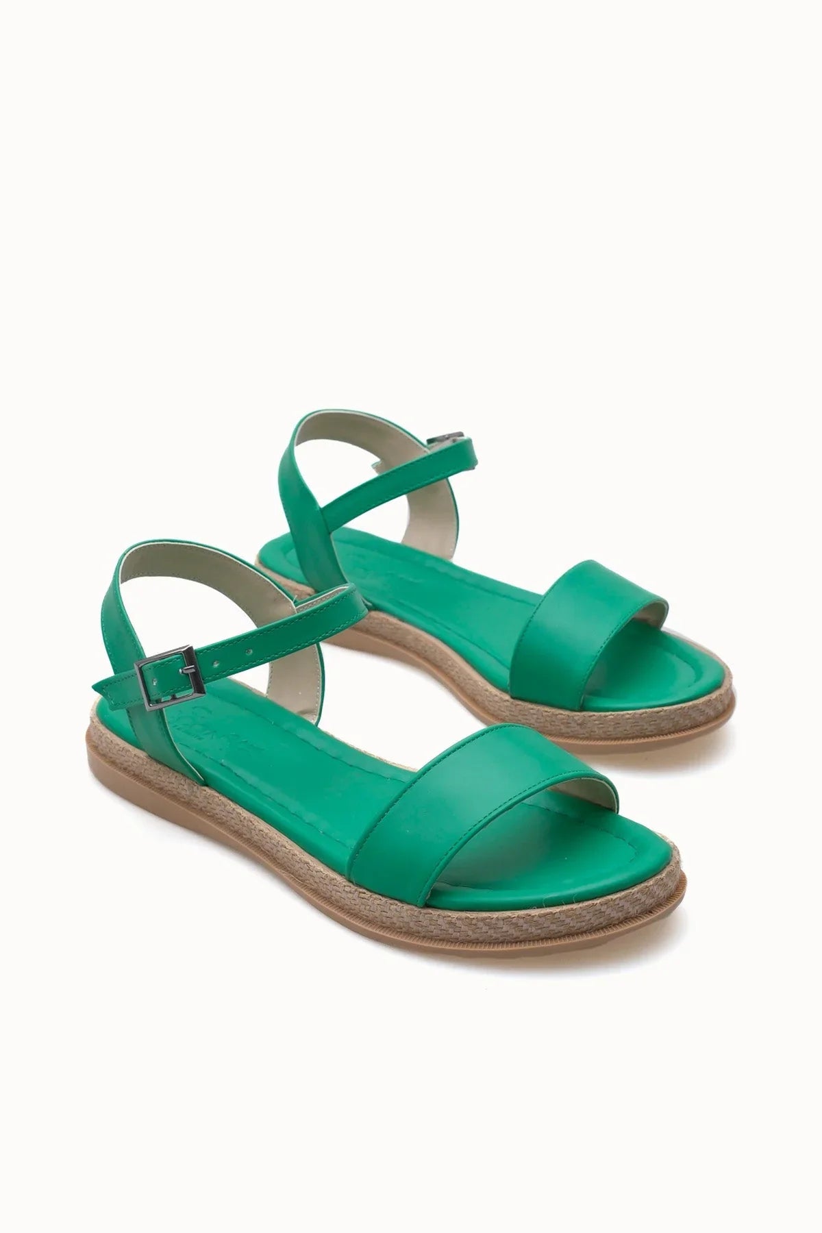 Loventino Kadın Sandalet 0012058 Yeşil Cilt, şık ve konforlu tasarımıyla yaz sezonu için ideal bir seçenek. Vegan deri malzemeden üretilmiş, dolgun taban yapısı ile her adımda yumuşak geçişler sağlayarak günlük yaşamda rahat bir deneyim sunar.