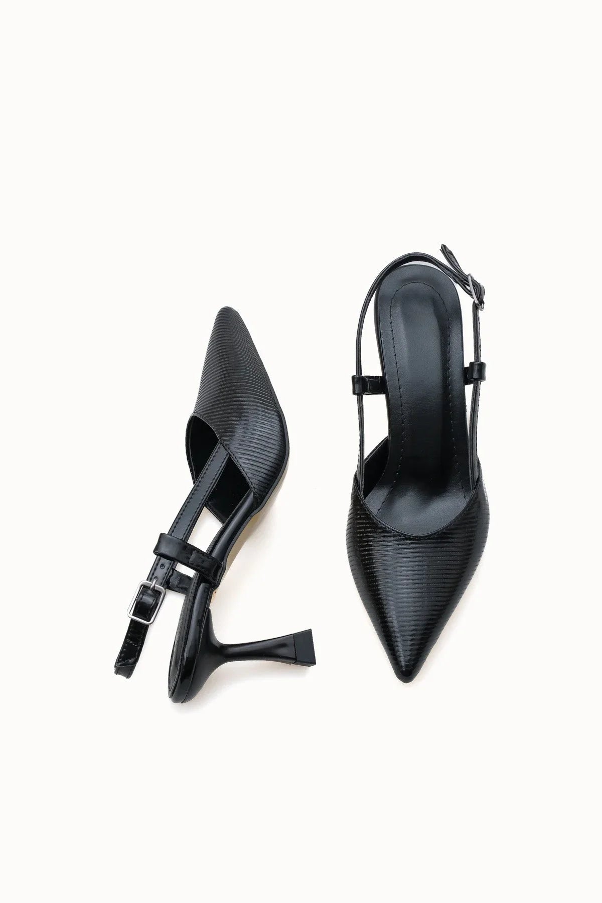 Loventino Elyerue Kadın Arkası Açık Sivri Burun Stiletto 0012725 Siyah Rugan Çizgili - şık detaylarıyla öne çıkan kaliteli bir stiletto.