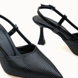 Loventino Elyerue Kadın Arkası Açık Sivri Burun Stiletto 0012725 Siyah Rugan Çizgili - zarif ve modern duruşuyla gününüzü tamamlayacak bir ayakkabı.