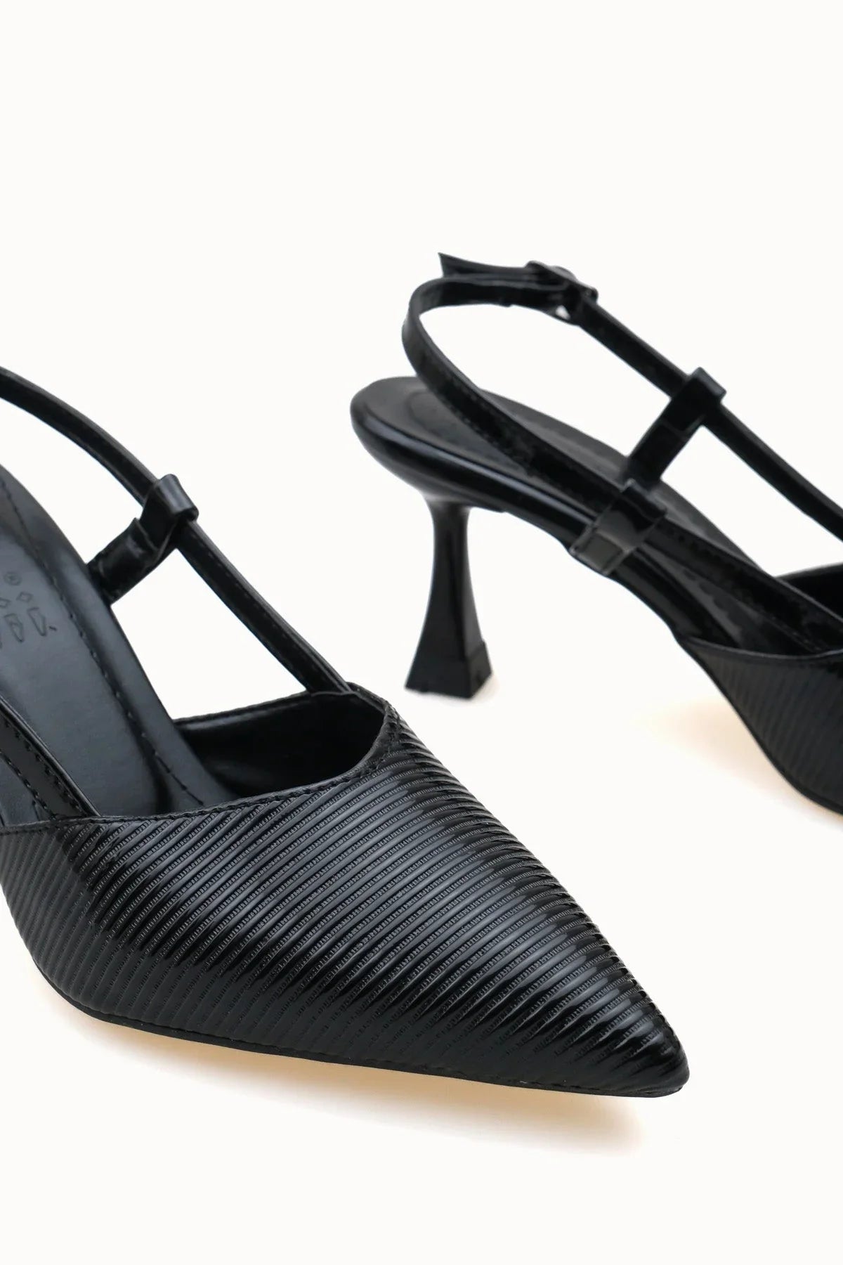 Loventino Elyerue Kadın Arkası Açık Sivri Burun Stiletto 0012725 Siyah Rugan Çizgili - zarif ve modern duruşuyla gününüzü tamamlayacak bir ayakkabı.