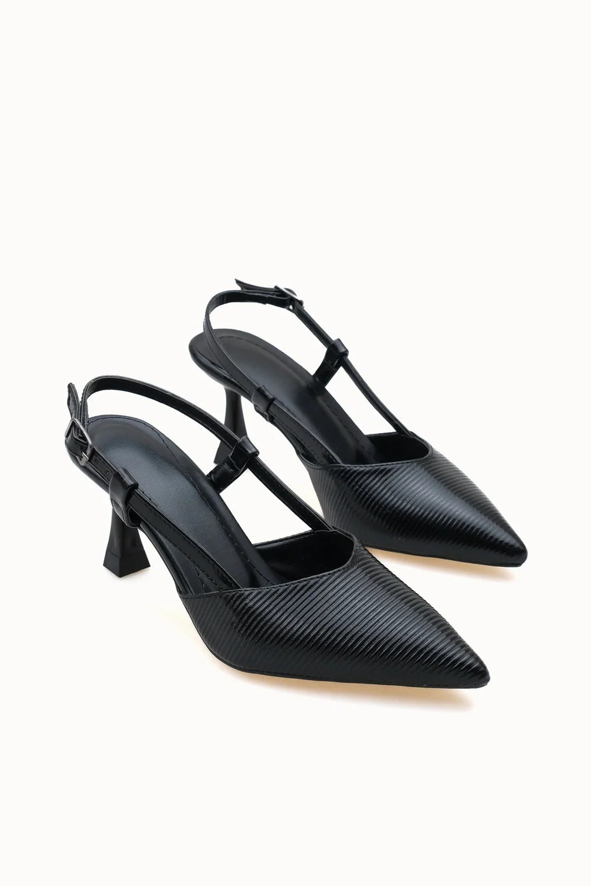 Loventino Elyerue Kadın Arkası Açık Sivri Burun Stiletto 0012725 Siyah Rugan Çizgili, şık ve zarif tasarımıyla lüks bir görünüm sunuyor.