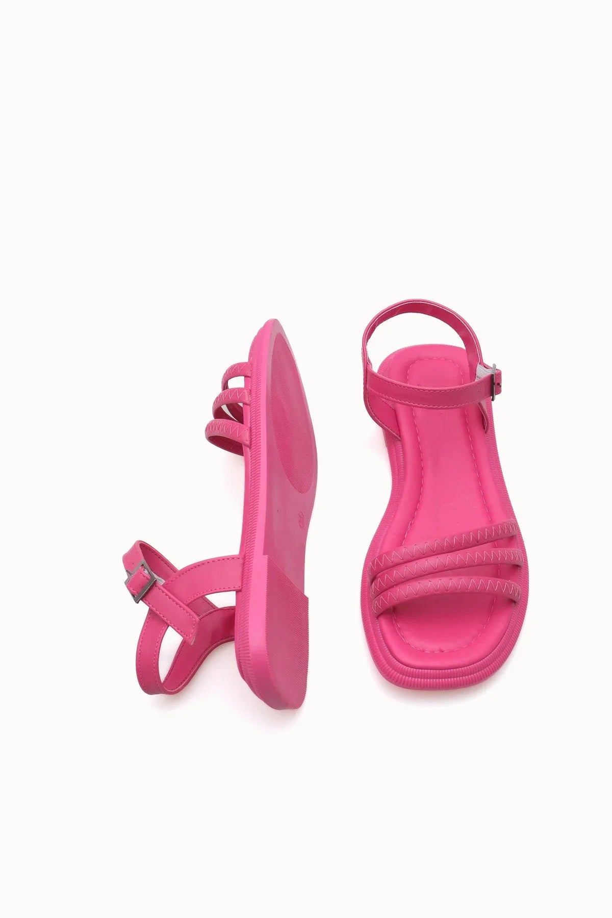 Elegan bir görünüm ile Loventino Ghilrebu Kadın Sandalet 0012109 Fuşya, gündelik ve özel kombinlere uyum sağlayarak stilinizi tamamlar.