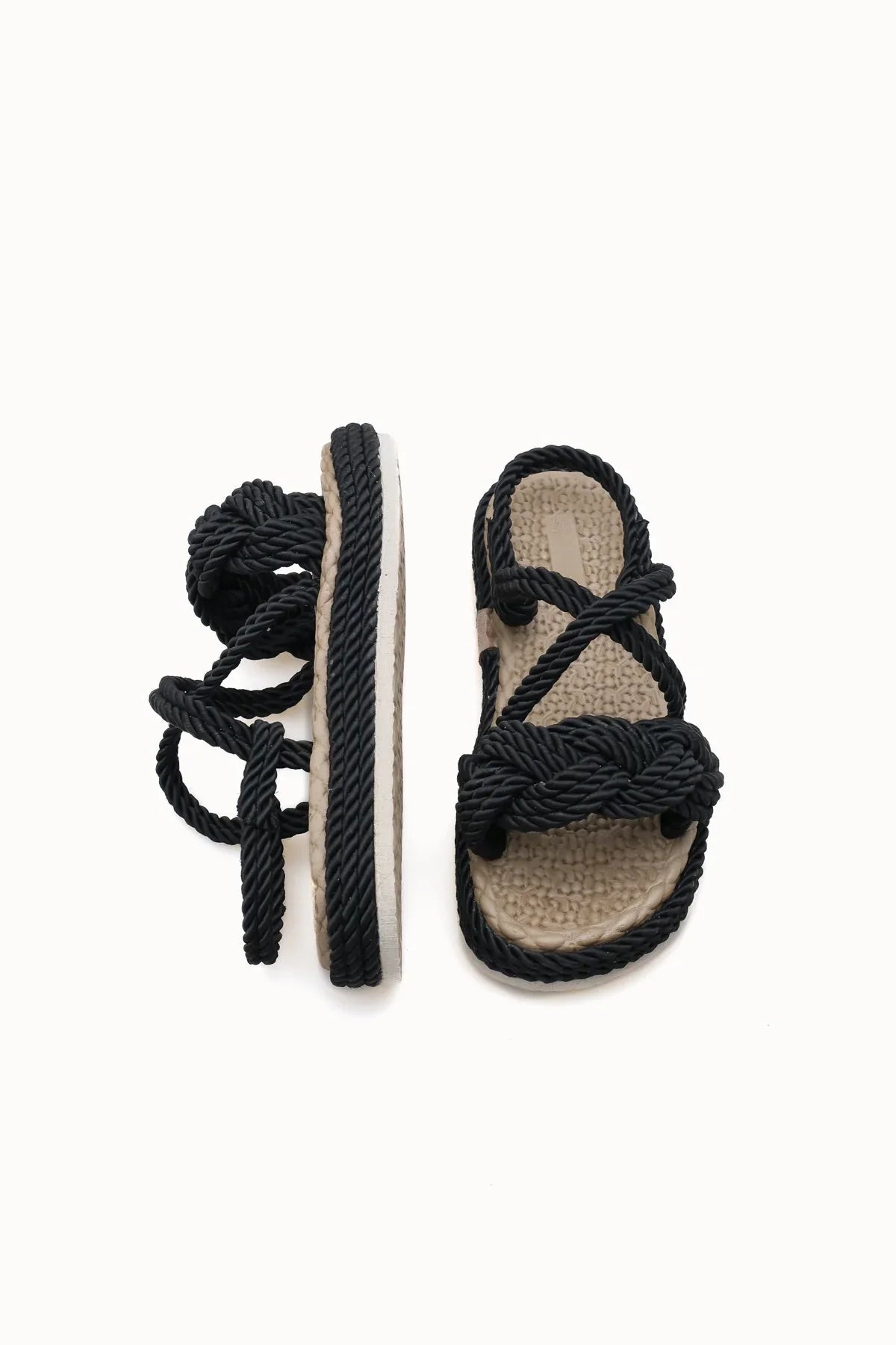 Loventino Jessinalyn Kadın Sandalet 0012104 Siyah, minimalist dokusu ve şık görünümüyle her kombine uyum sağlar.