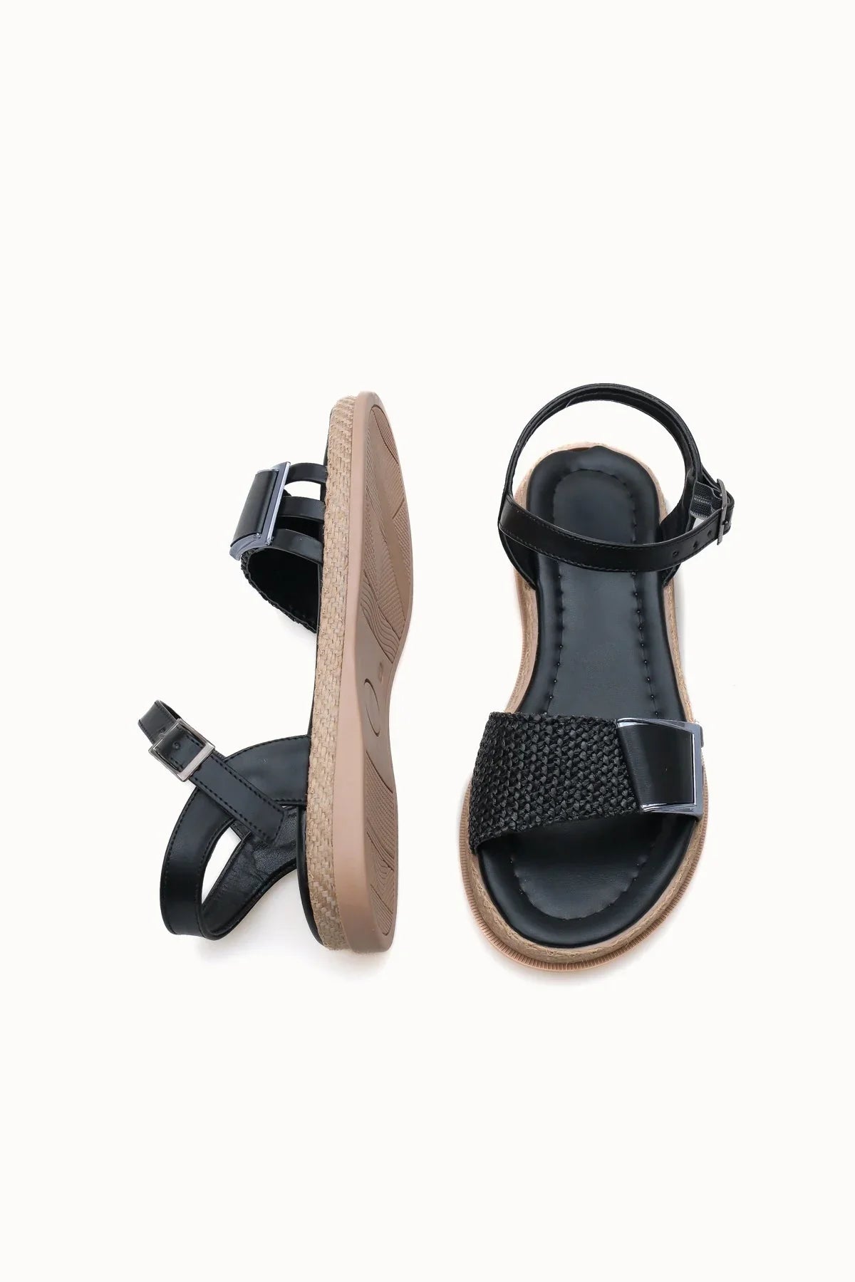 Modern stil ve konforu bir araya getiren Loventino Tanaestra Kadın Sandalet 0012205 Siyah Hasır, yaz etkinliklerinde şıklığınızı artırır.