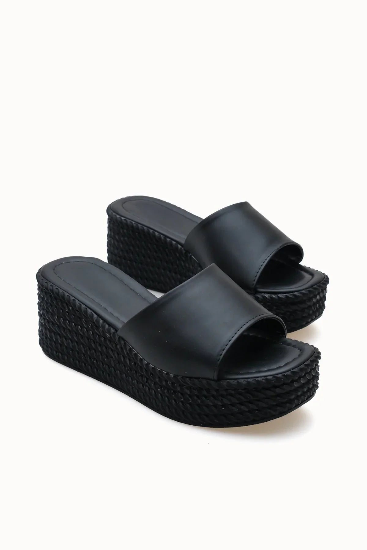 Loventino Leslaerla Kadın Terlik 0012510 Siyah şık ve lüks tasarım ile zarif ayakkabı seçeneği.