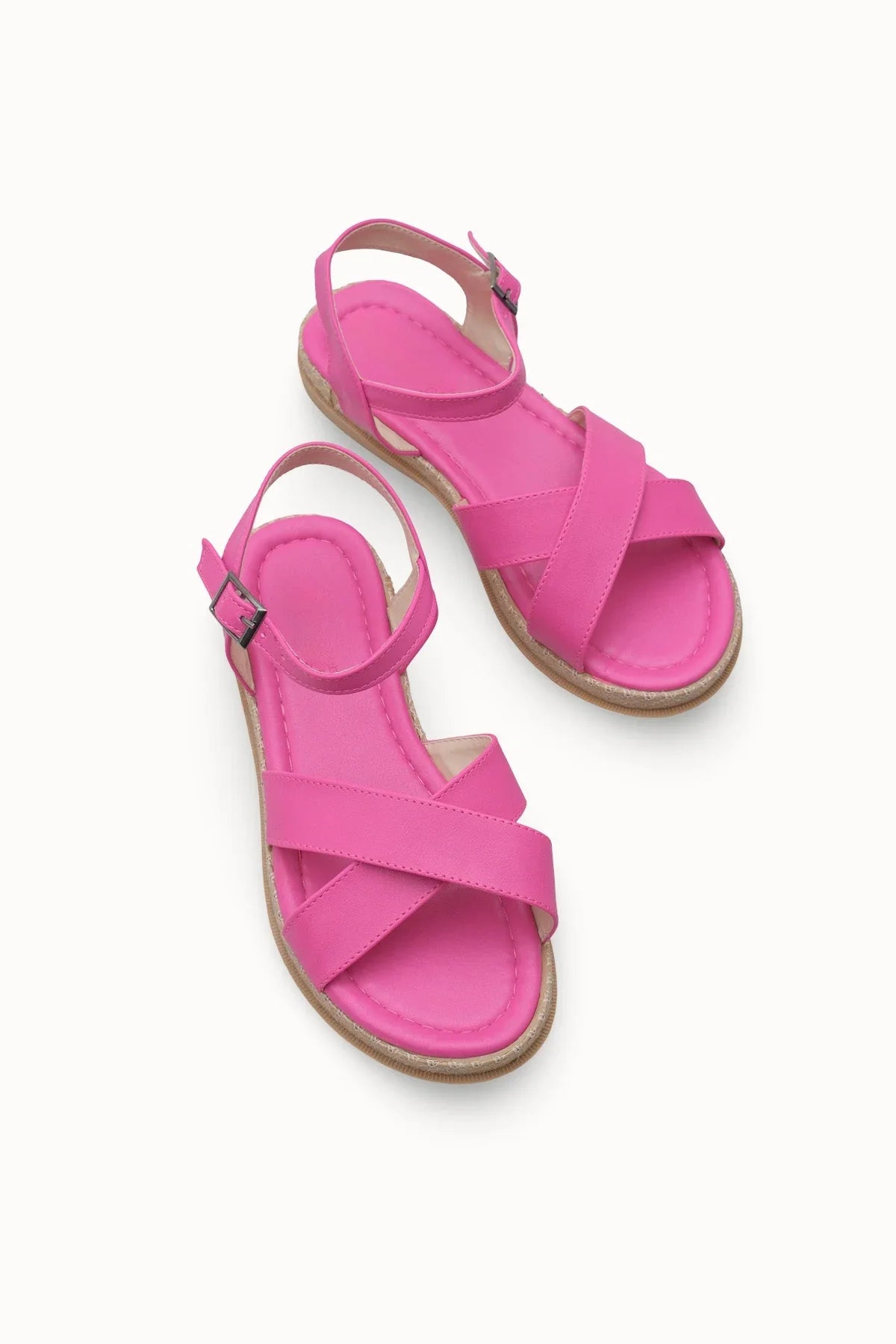 Loventino Kadın Sandalet 0012059 Fuşya Cilt, vegan deri malzemesi ve şık tasarımıyla her ortama uyum sağlayan bir sandal.