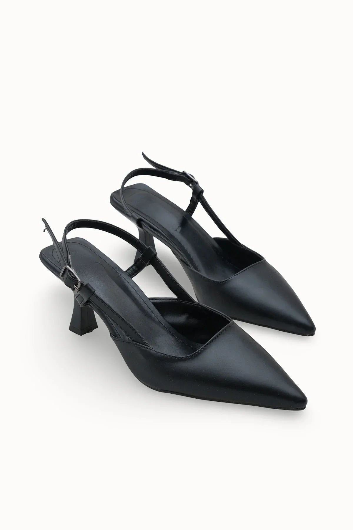 Loventino Evelniel Kadın Arkası Açık Sivri Burun Stiletto 001209 Siyah Cilt, şık ve lüks tasarımıyla kadınların zarif ayakkabı tercihi.