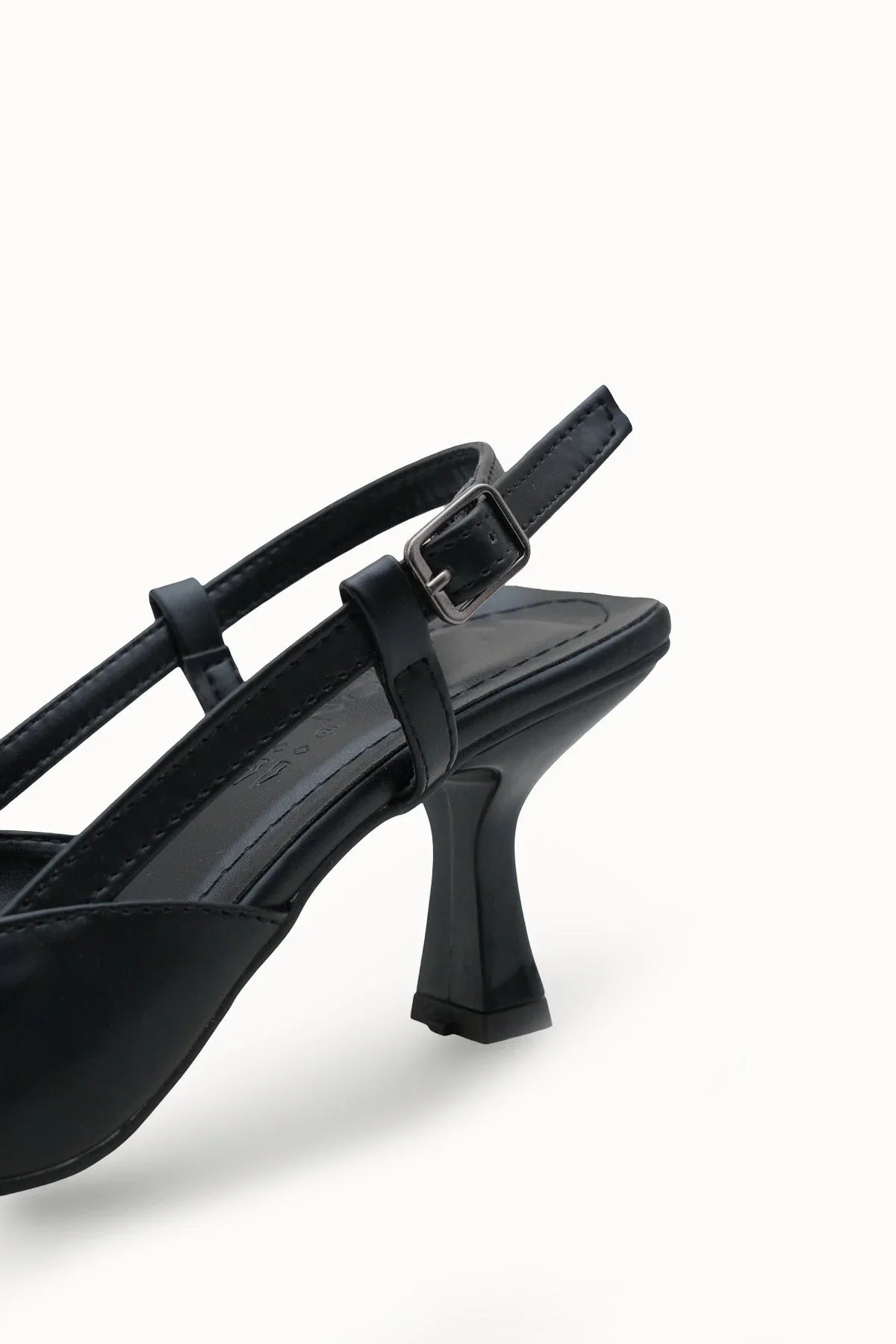 Loventino Evelniel Kadın Arkası Açık Sivri Burun Stiletto 001209 Siyah Cilt, özel günler ve etkinlikler için mükemmel bir seçim.