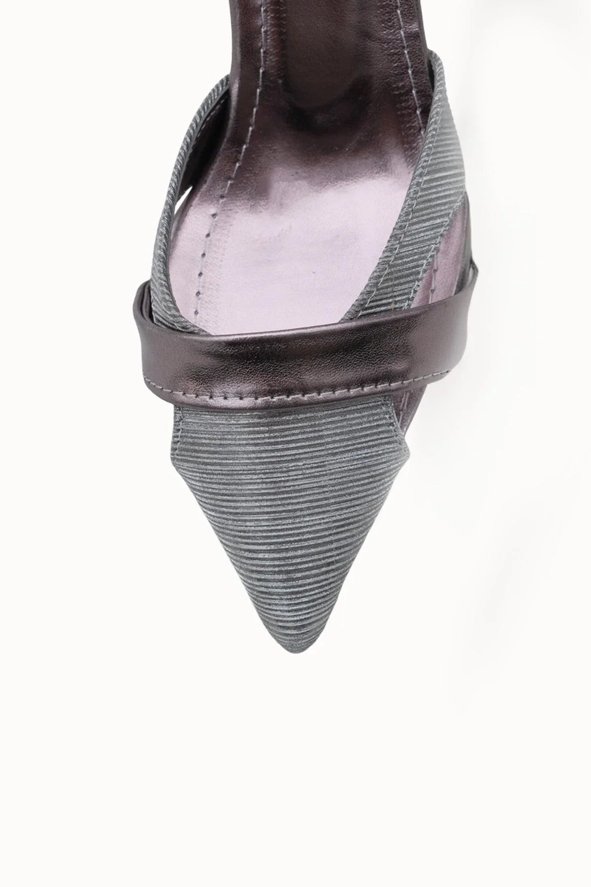 Loventino Esronyn Kadın Arkası Açık Sivri Burun Stiletto 0012707 Platin Dokulu, şık ve modern bir görünüm ile lüksü yansıtan ayakkabı.