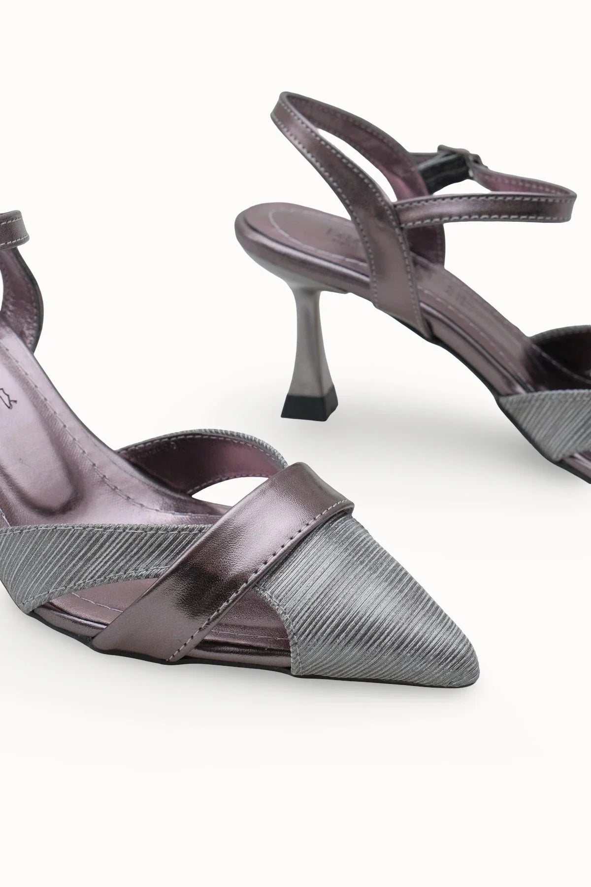 Loventino Esronyn Kadın Arkası Açık Sivri Burun Stiletto 0012707 Platin Dokulu, yüksek topuk detayları ile göz alıcı bir stile sahiptir.