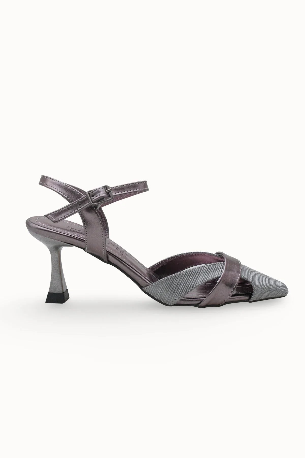 Loventino Esronyn Kadın Arkası Açık Sivri Burun Stiletto 0012707 Platin Dokulu, şıklığı ve rahatlığı bir arada sunan özel tasarım.