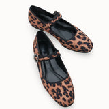 Cazibesiyle Loventino Gisnalore Kadın Babet 0012277 Leopar, lüks yaşam tarzını yansıtan bir moda ikonu.