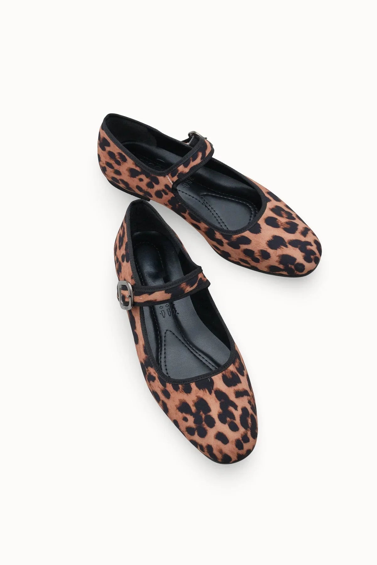 Cazibesiyle Loventino Gisnalore Kadın Babet 0012277 Leopar, lüks yaşam tarzını yansıtan bir moda ikonu.