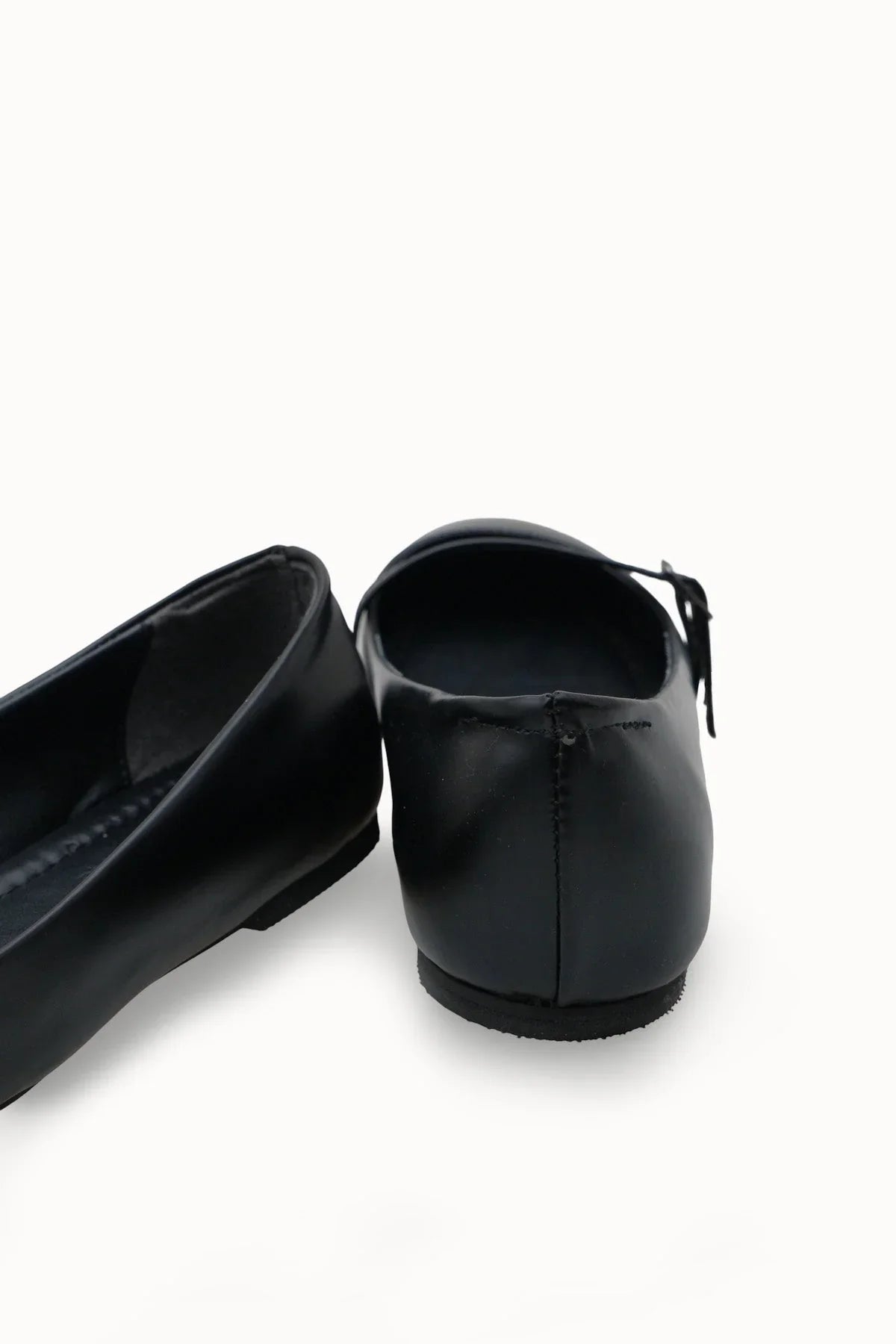 Her kıyafete uyum sağlayan Loventino Ghessinu Kadın Babet 0012230 Siyah Cilt.