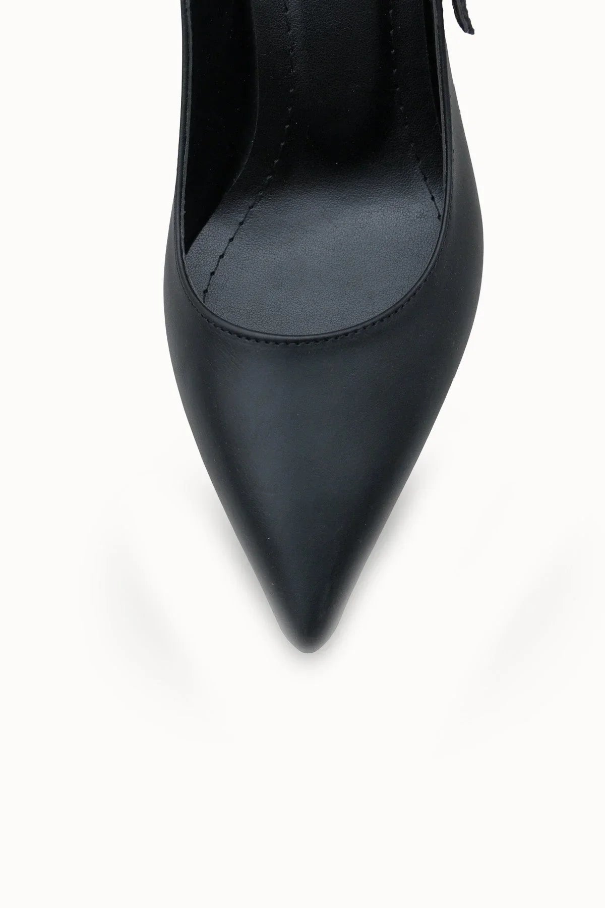 Loventino Ysalaela Kadın Arkası Açık Sivri Burun Stiletto 0012700, konfor ve estetiği bir arada sunan lüks bir ayakkabı seçeneği.
