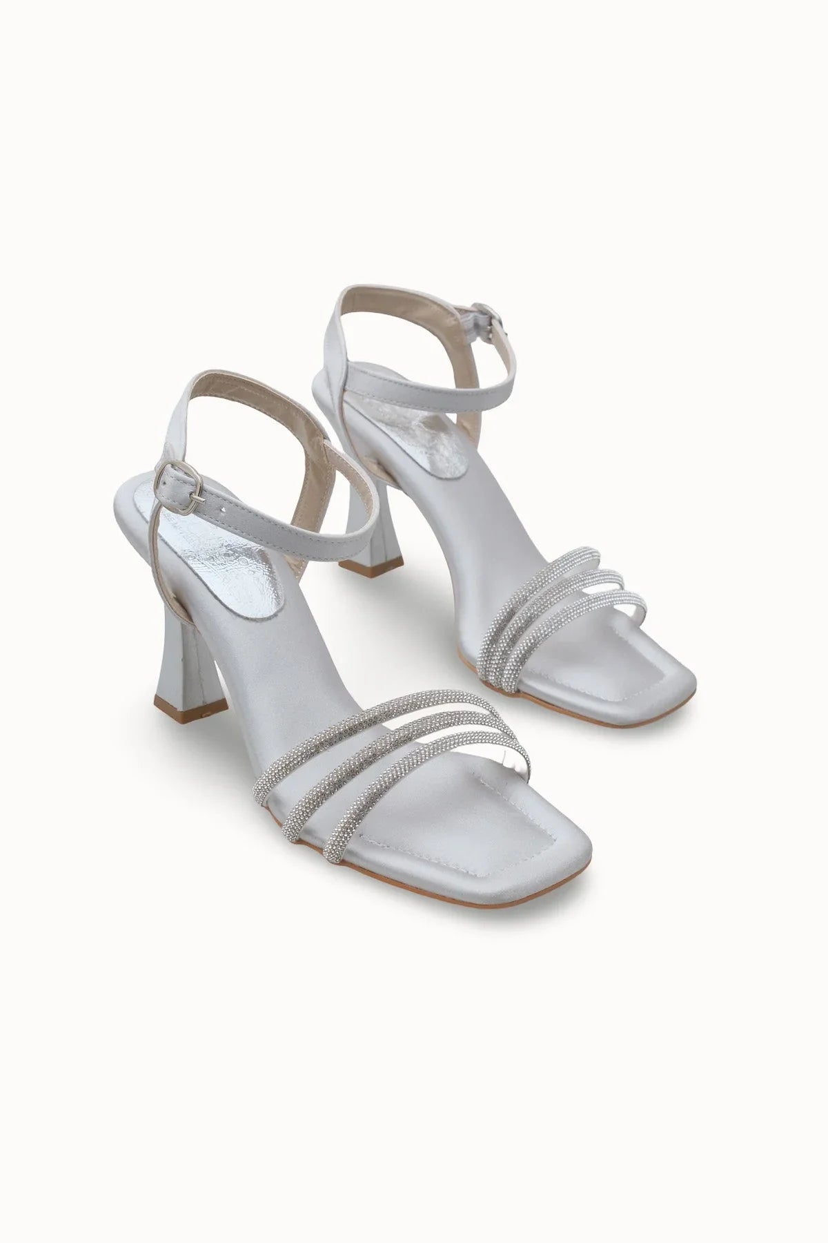 Loventino Sultan Kadın Topuklu Ayakkabı 0012390 Gümüş Saten, şık tasarımı ve yüksek topukları ile ofis ve gece gezmeleri için mükemmel bir seçenek.