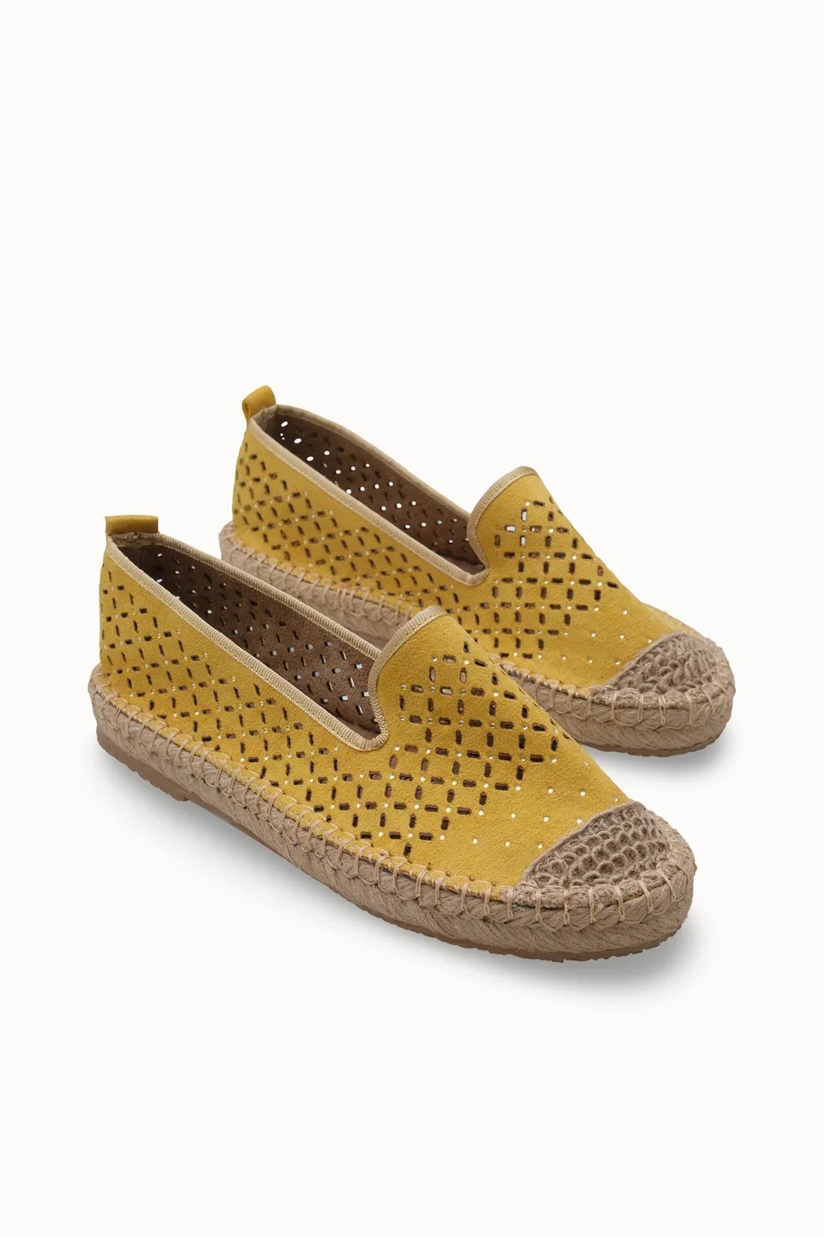 Loventino Iohnalyn Kadın Espadril 00121 Hardal, şık ve lüks tasarıma sahip, yaz aylarının vazgeçilmezi konforlu espadril ayakkabı.