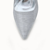 Tanıtım görseli - Loventino Evelniel Kadın Arkası Açık Sivri Burun Stiletto 001209 Gümüş Dokulu, estetik tasarımıyla modern kadınların tercihi.