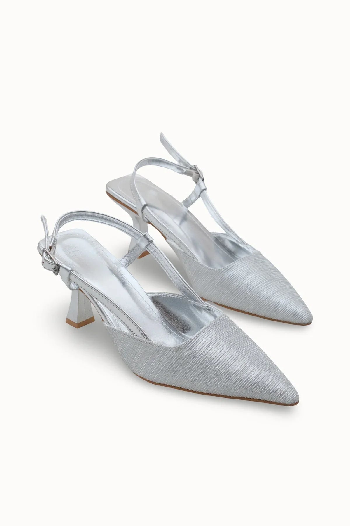 Loventino Evelniel Kadın Arkası Açık Sivri Burun Stiletto 001209 Gümüş Dokulu - Lüks ve zarif tasarımıyla şıklığı ön plana çıkaran stiletto ayakkabı.