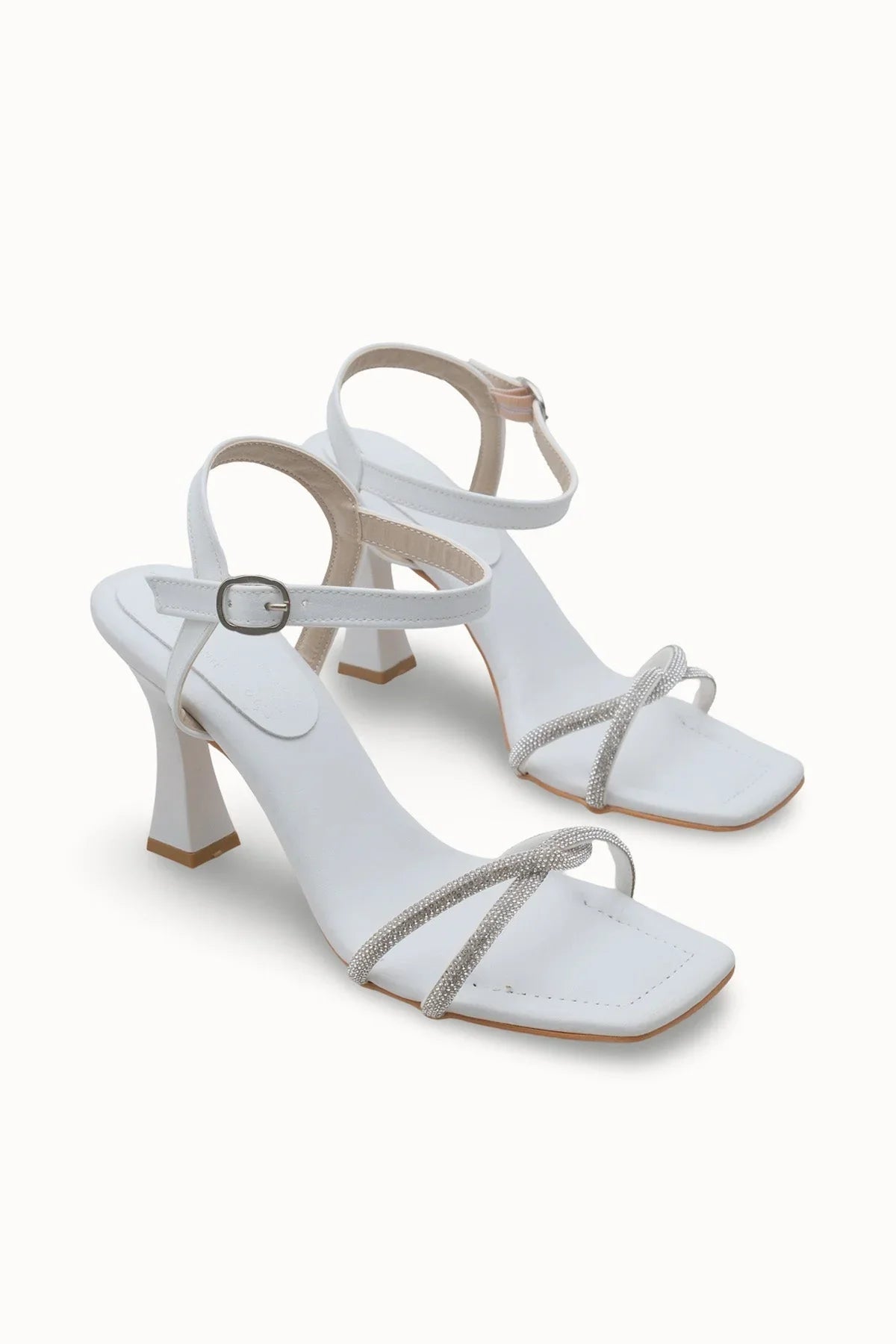 Loventino Sultan Kadın Topuklu Ayakkabı 0012345 Beyaz Cilt - Şık ve zamansız tasarımı ile yüksek topukları, her ortamda zarif görünüm sağlayan lüks stiletto.
