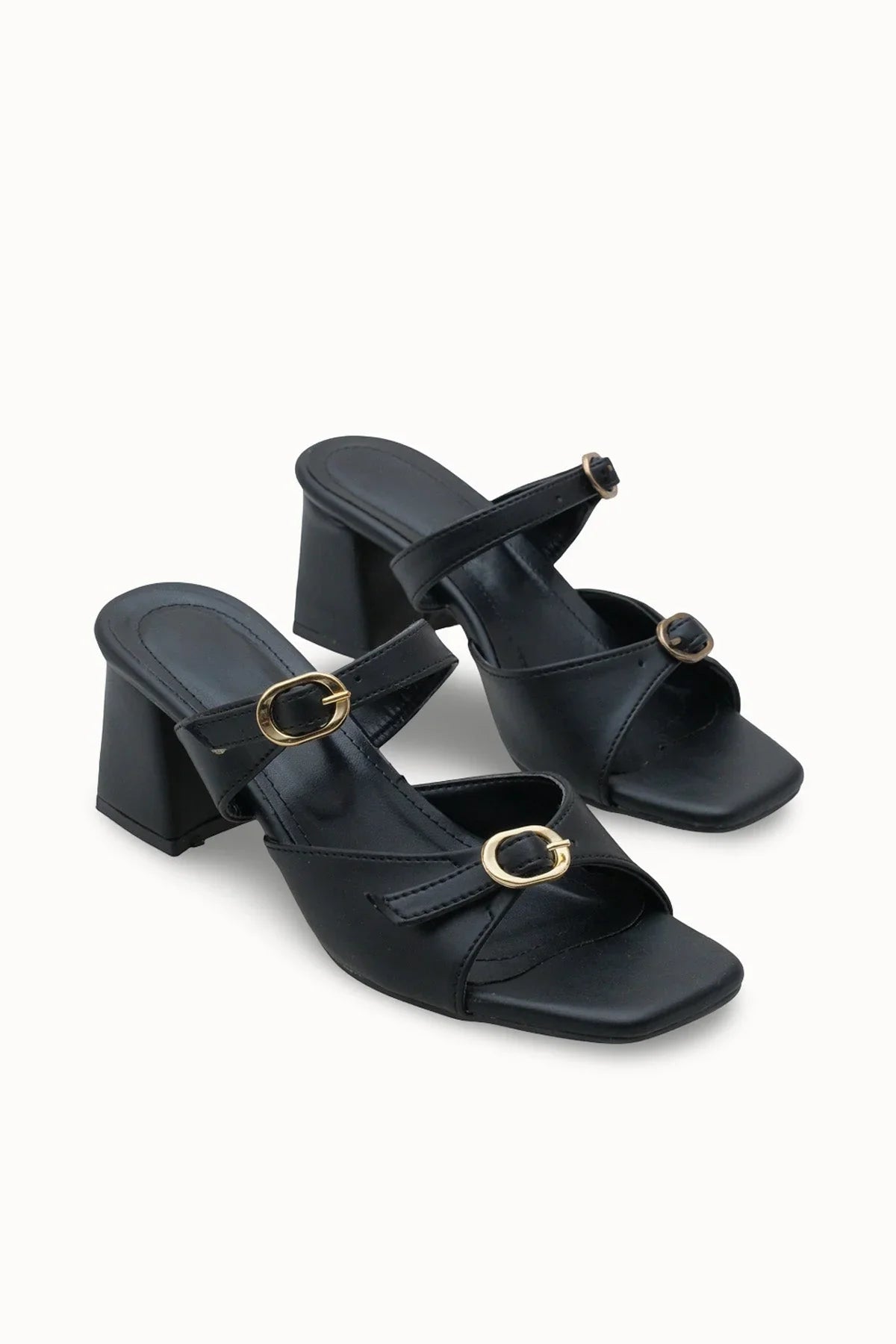 Loventino Gisesalia Kadın Topuklu Terlik 00120036 Siyah, şık ve lüks tasarımıyla öne çıkan yüksek topuklu terlik.