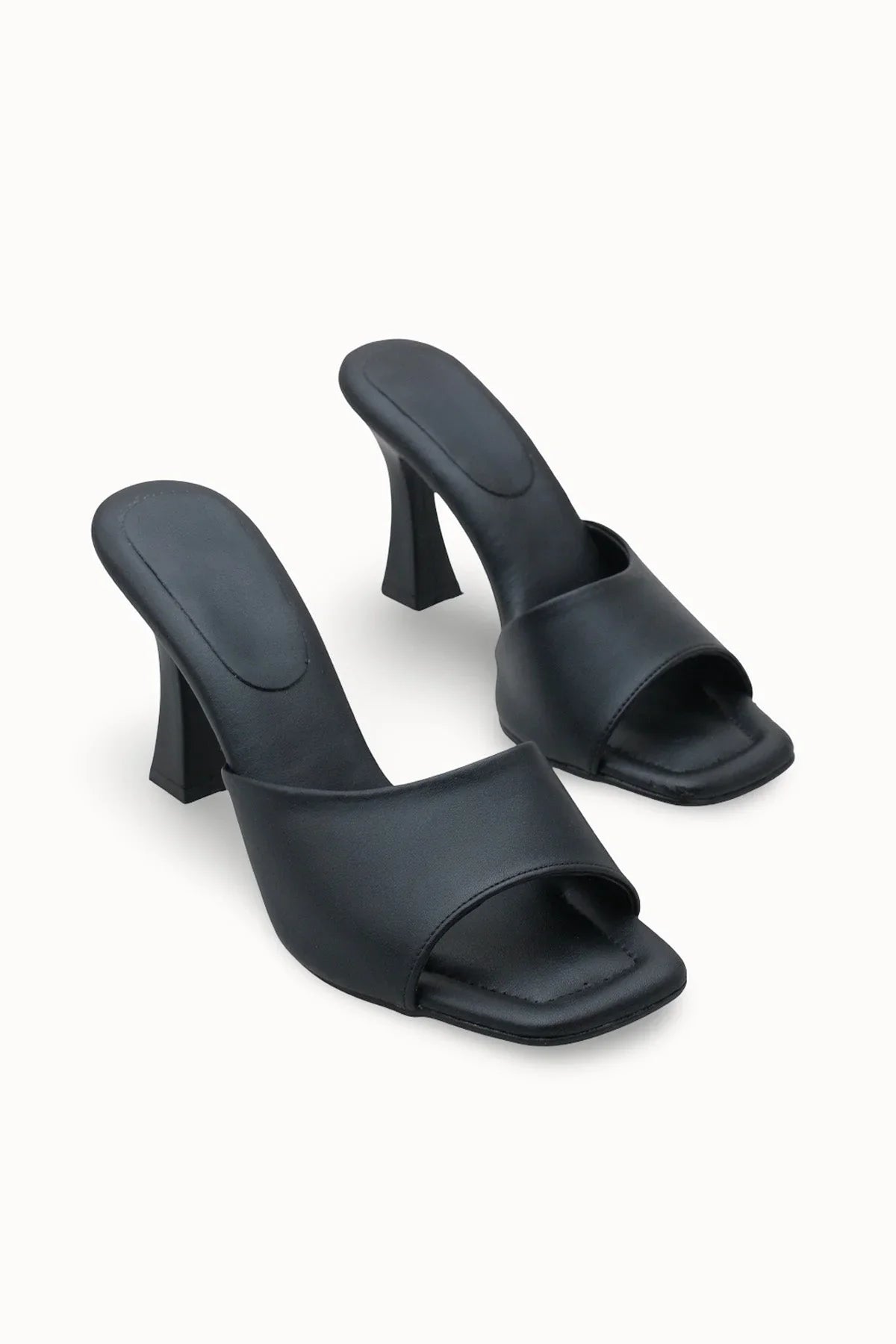 Loventino Yvthyl Kadın İnce Topuklu Terlik 0012030 Siyah Cilt, zarif ve şık görünümüyle mükemmel bir seçenek.