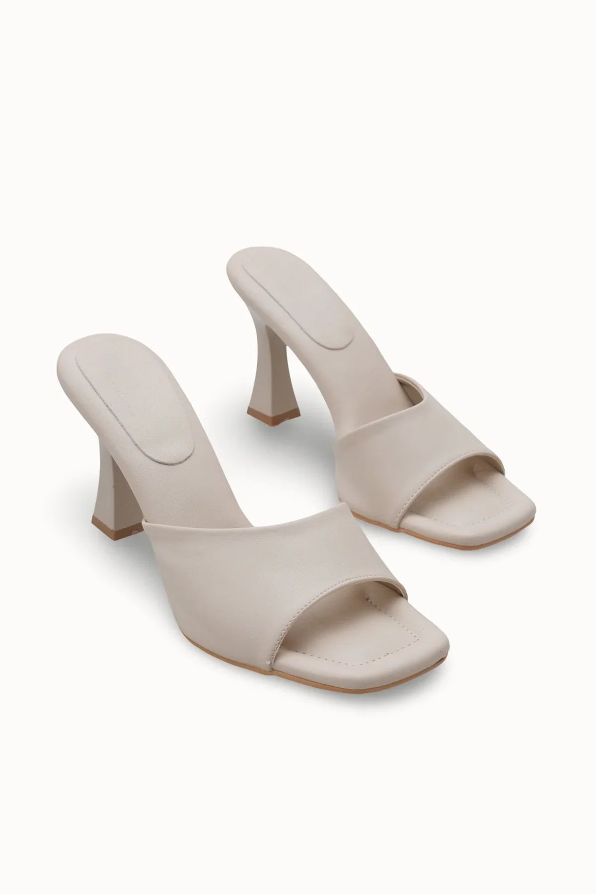 Loventino Yvthyl Kadın İnce Topuklu Terlik 0012030 Ten Cilt - Şık ve lüks tasarıma sahip ince topuklu terlik, zarif ten cilt rengiyle göz alıyor.