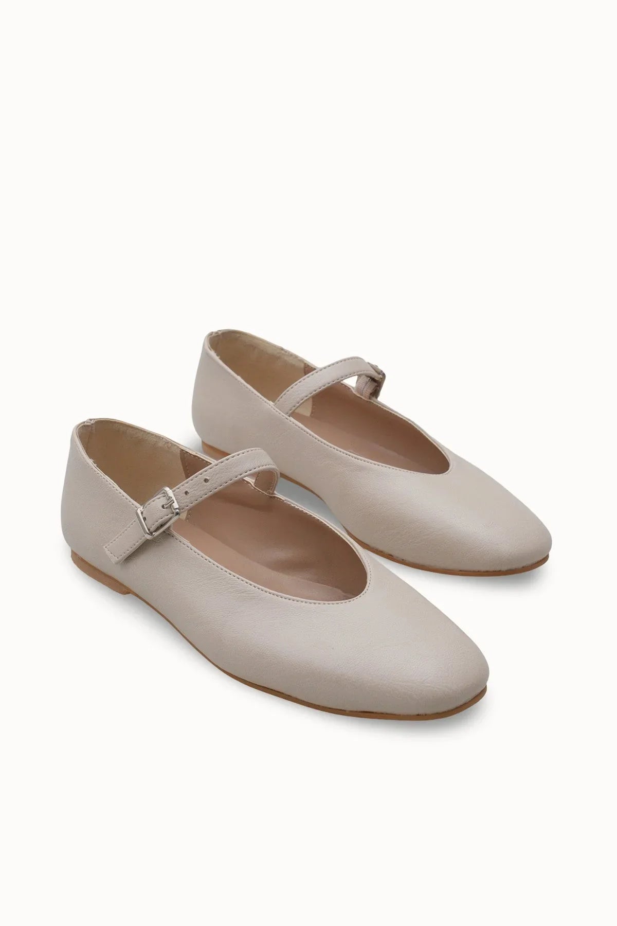 Loventino Libnandra Kadın Babet 001292 Bej Cilt, şıklığı ve konforu bir arada sunan lüks tasarım ayakkabılar.