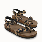 Loventino Clarmythe Kadın Parmak Arası Sandalet 0012503 Leopar, zarif leopar desenli tasarımı ve konforlu yapısıyla yaz aylarının stil ikonu. Şıklığı ve rahatlığı bir arada sunan bu vegan deri sandalet, her kıyafetle mükemmel uyum sağlar.