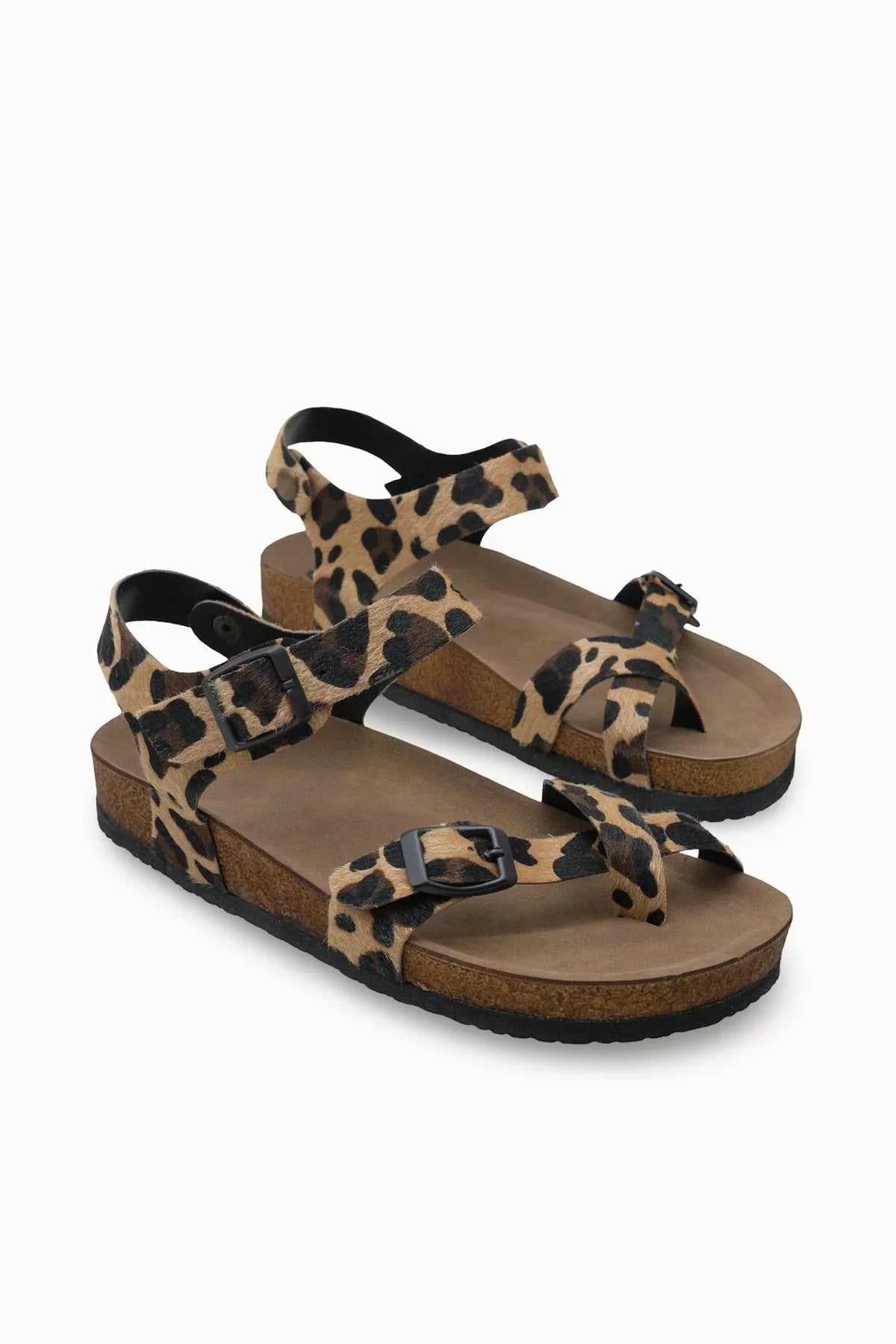 Loventino Clarmythe Kadın Parmak Arası Sandalet 0012503 Leopar, zarif leopar desenli tasarımı ve konforlu yapısıyla yaz aylarının stil ikonu. Şıklığı ve rahatlığı bir arada sunan bu vegan deri sandalet, her kıyafetle mükemmel uyum sağlar.