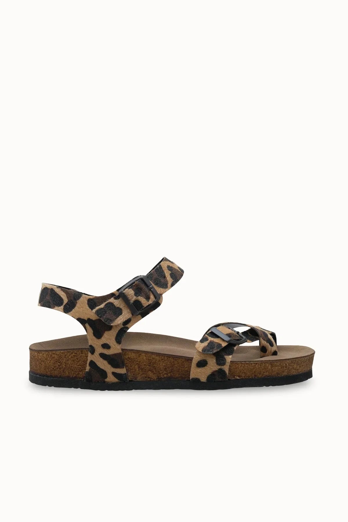 Loventino Clarmythe Kadın Parmak Arası Sandalet 0012503 Leopar, modaya uygun tasarımıyla günlük ve özel günler için ideal bir seçim.