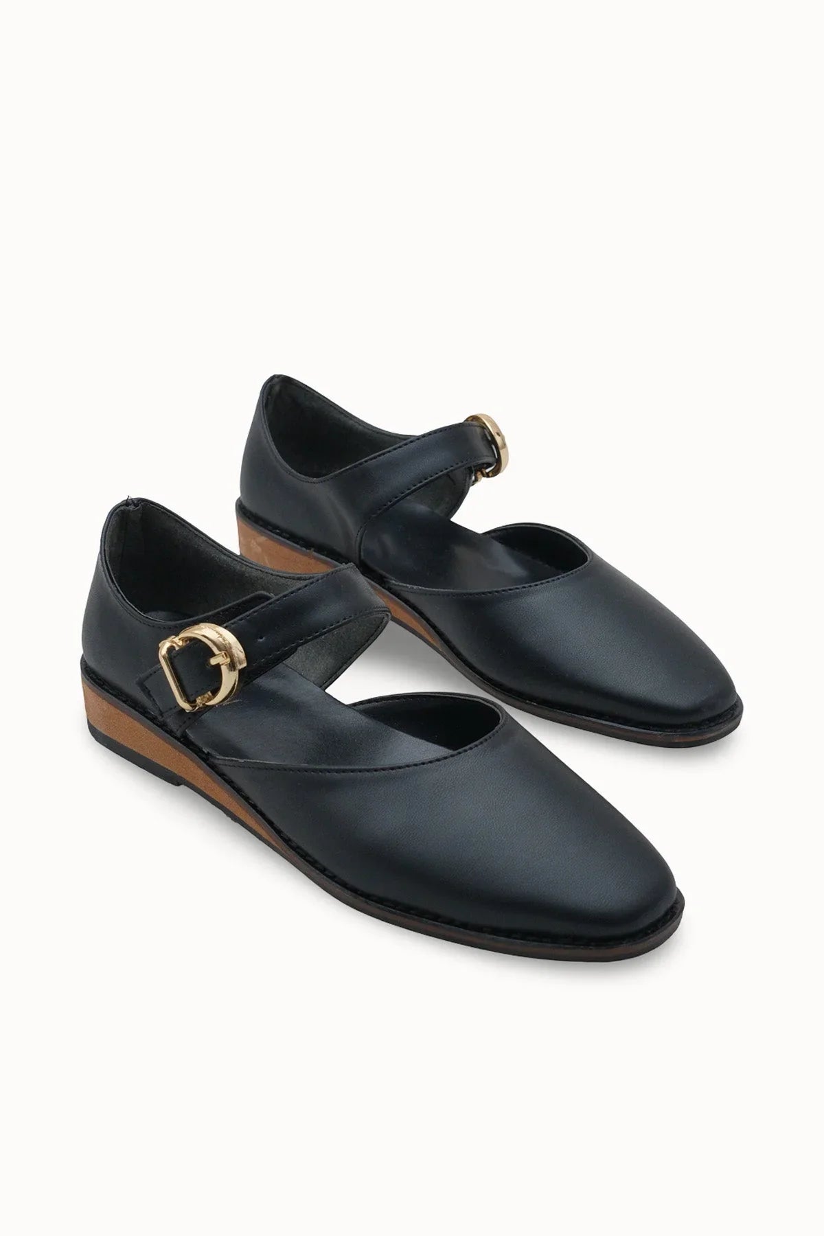 Loventino Saelrona Kadın Günlük Ayakkabı 0012203 Siyah Cilt, zarif ve şık görünümü ile günlük kullanım için ideal, lüks tasarım.