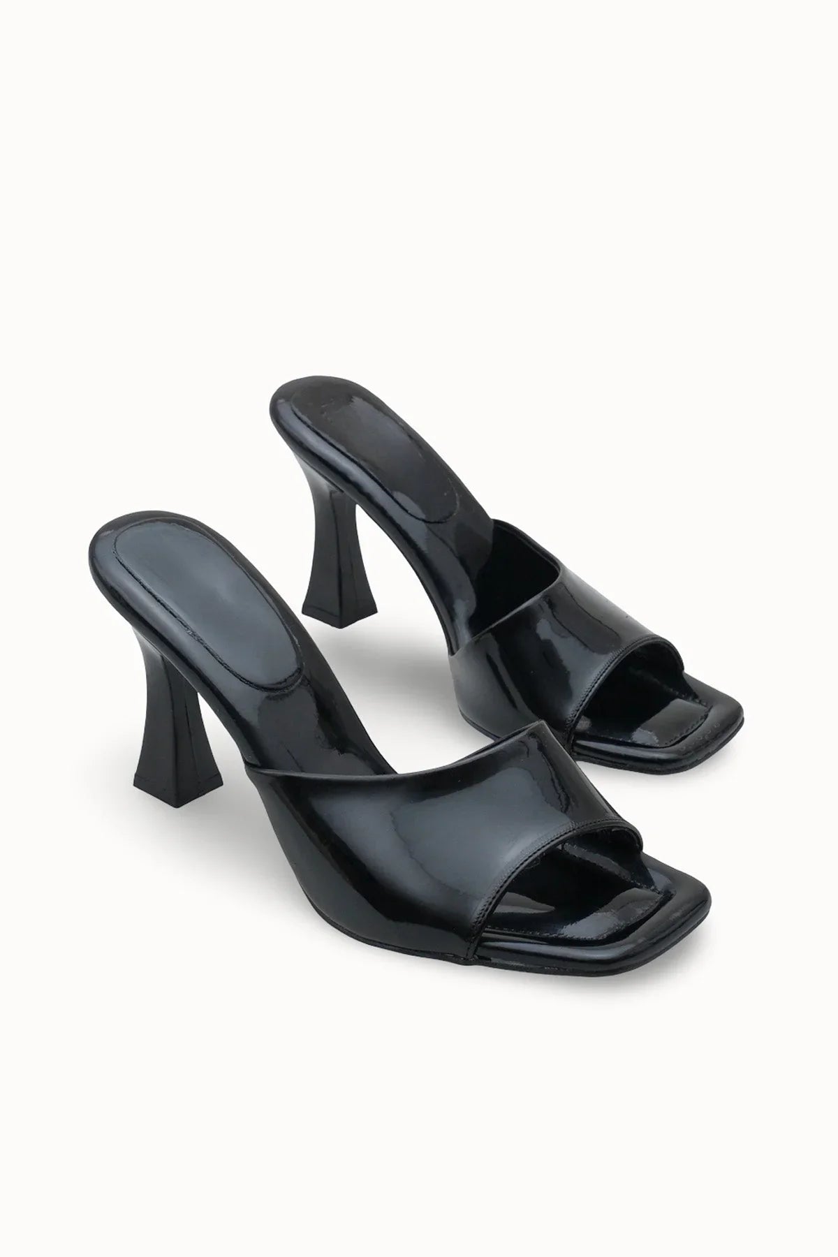 Loventino Yvthyl Kadın İnce Topuklu Terlik 0012030 Siyah Rugan, şıklığı ve konforu bir arada sunan lüks ayakkabı.