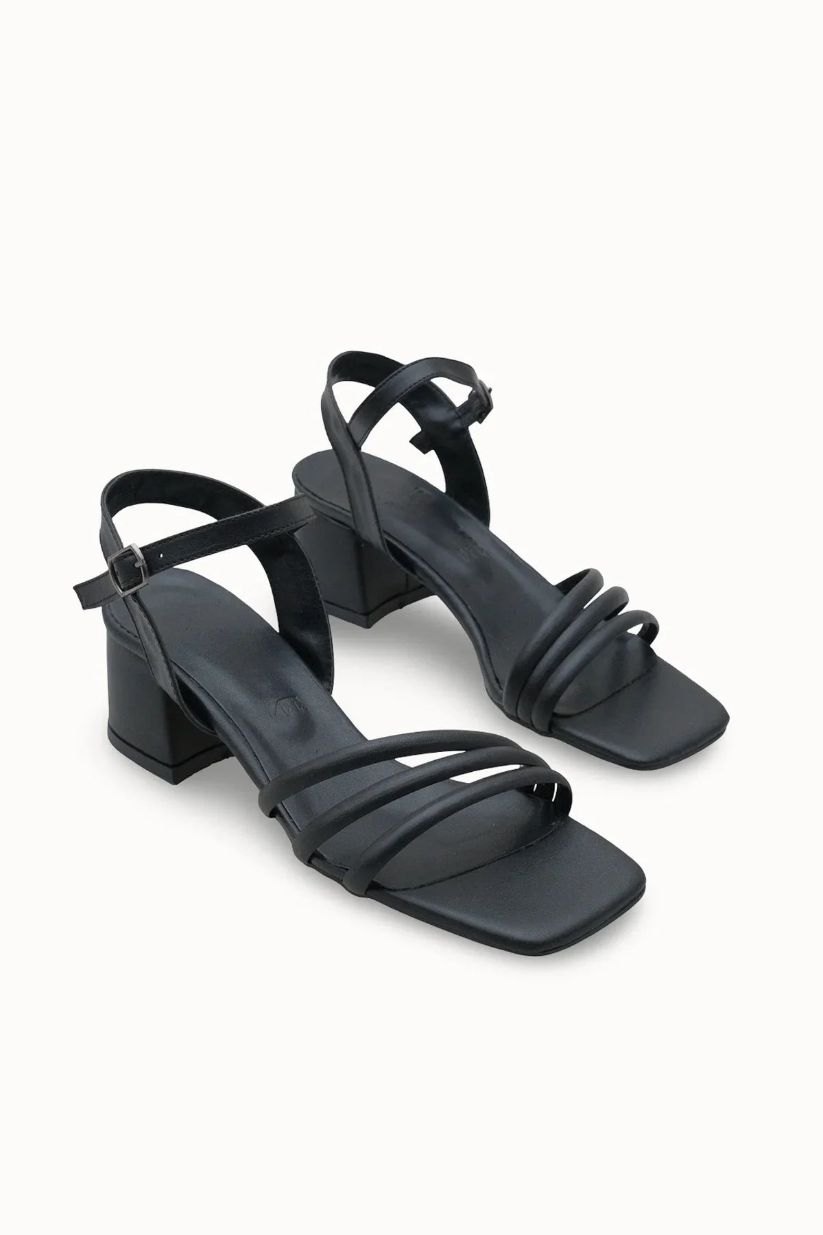 Loventino Kadın Topuklu Sandalet 0012355 Siyah, zarif ve şık tasarımıyla yaz modasına uygun konforlu yüksek topuklu sandalet.